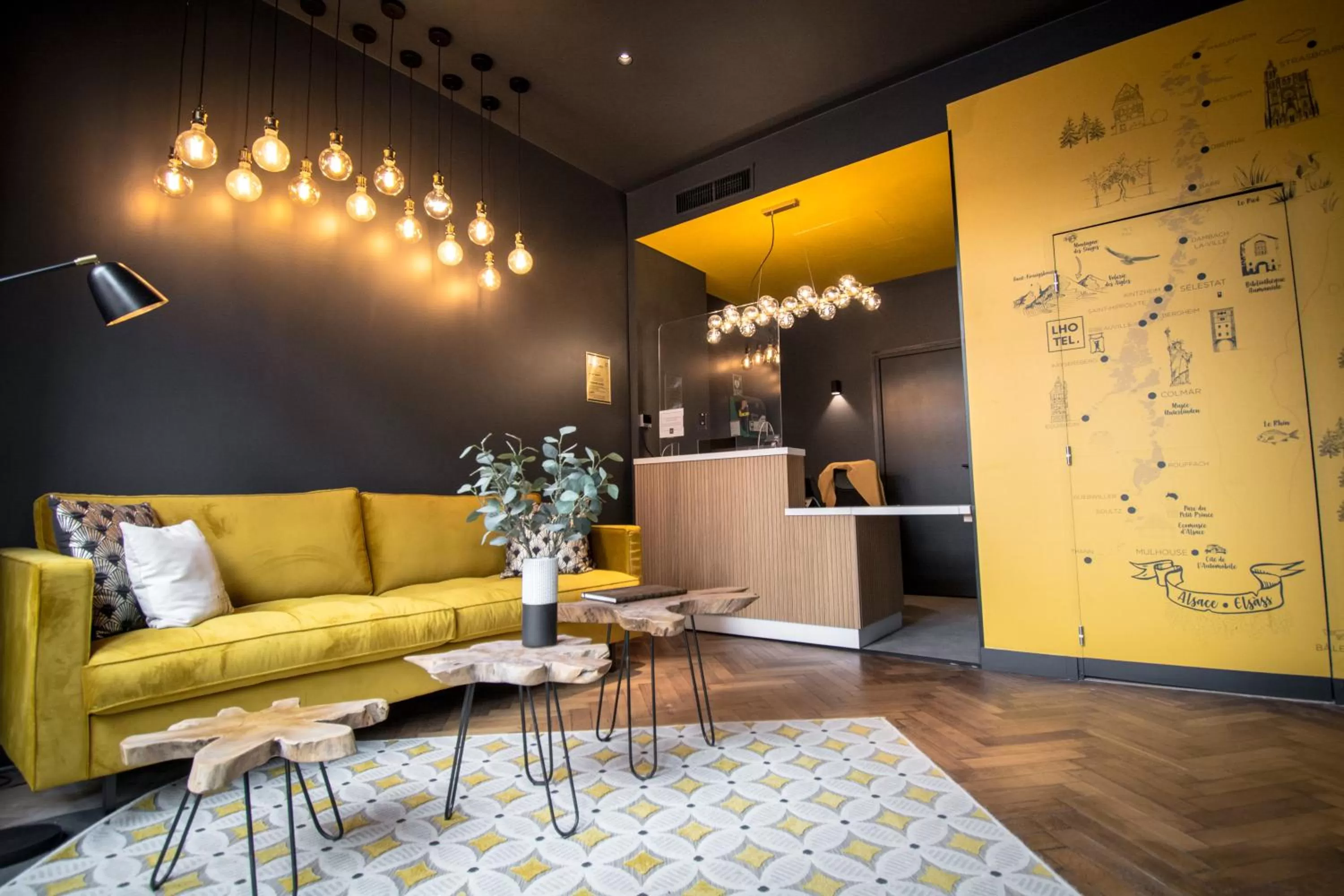 Lobby or reception in L' Hôtel & Spa Ribeauville- Haut-Koenigsbourg