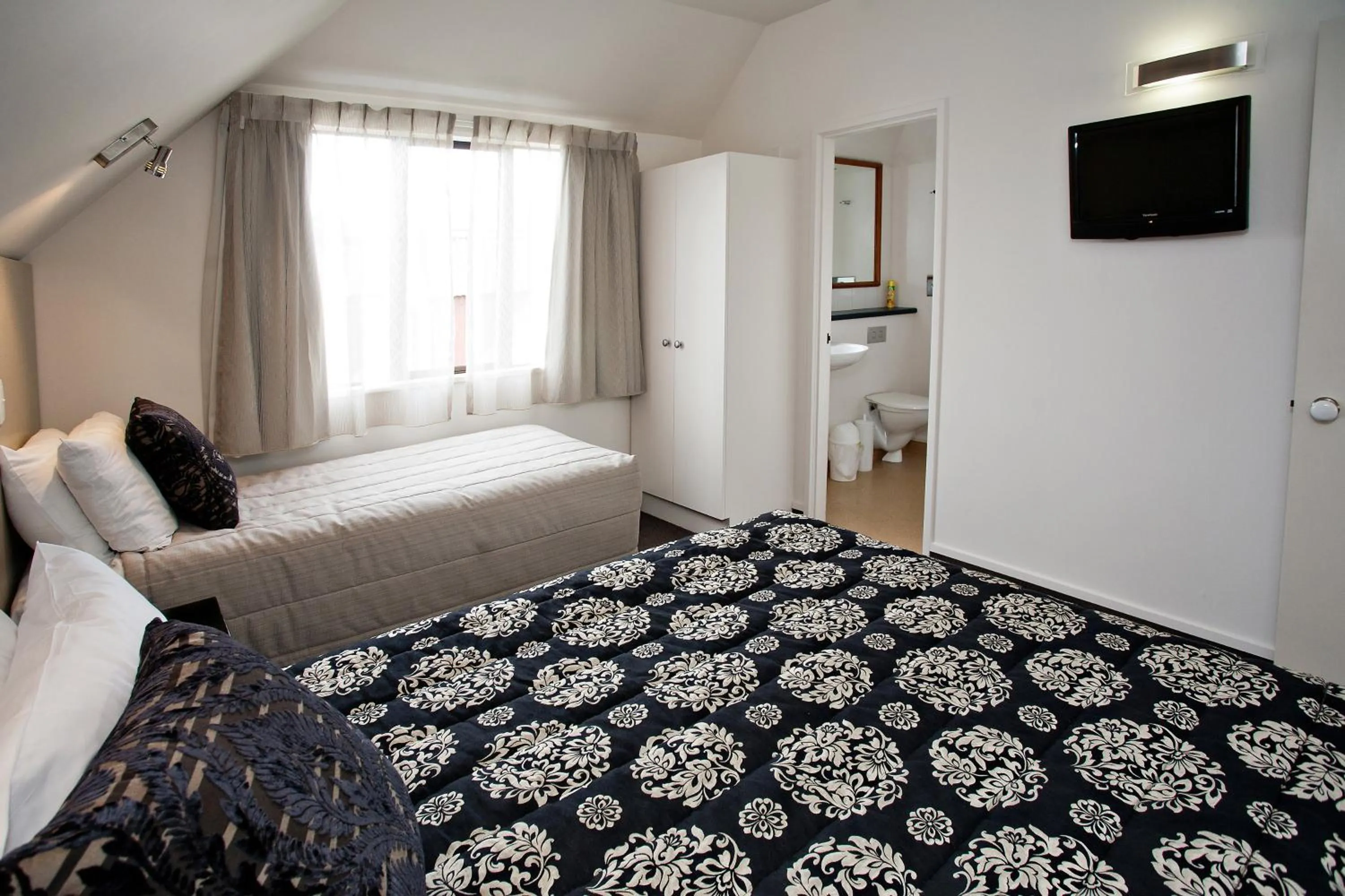 Bedroom, Bed in Cable Court Motel