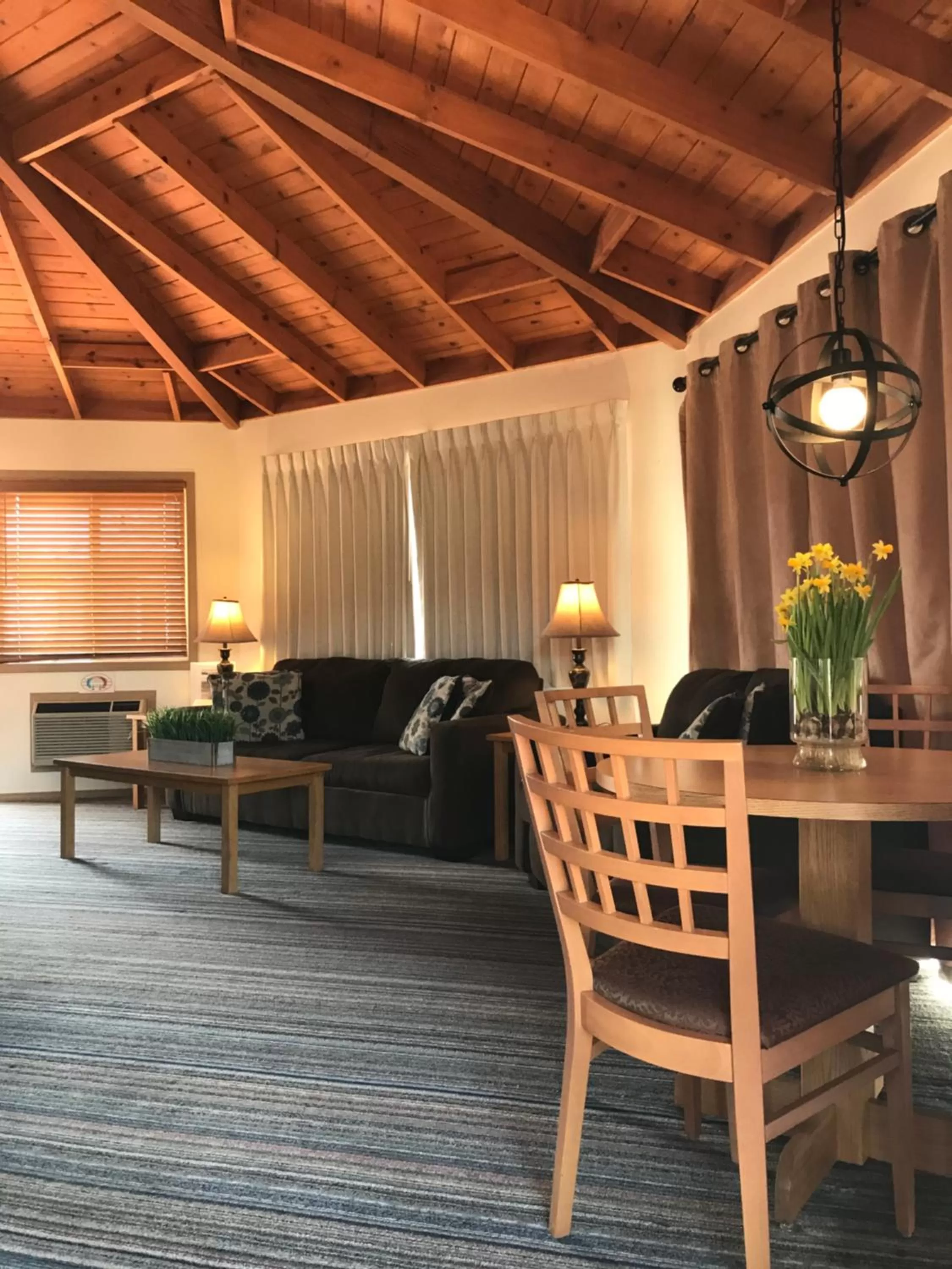Living room in Smith Rock Resort