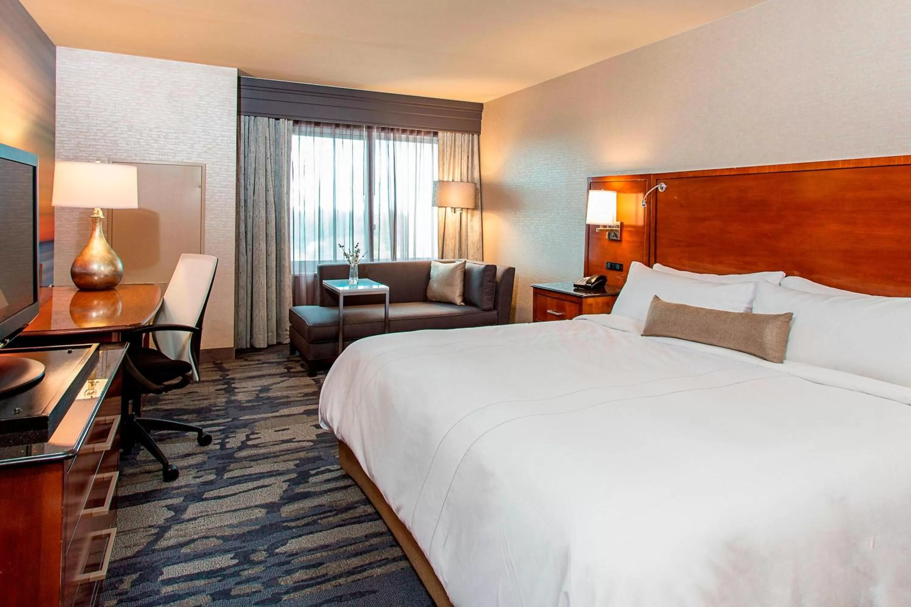 Lounge or bar, Bed in Rochester Airport Marriott