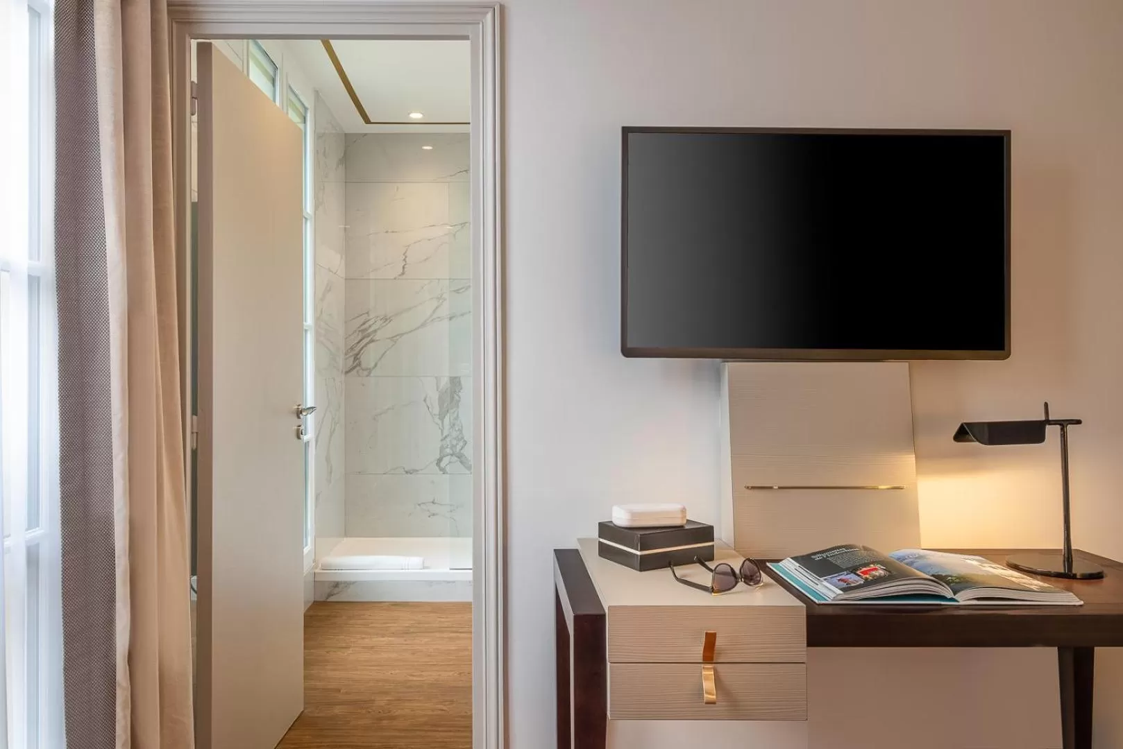 TV and multimedia in Hôtel Le Walt by Inwood Hotels