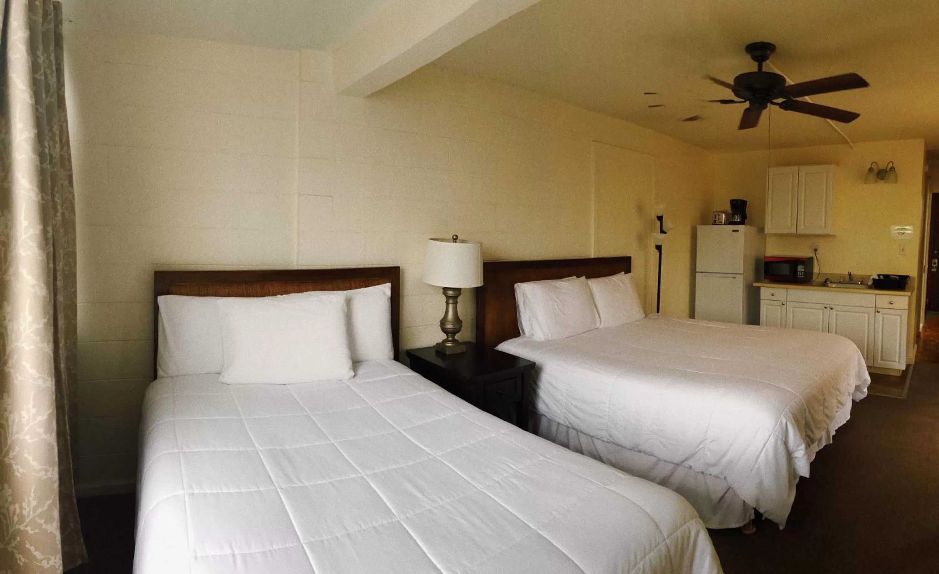 Bed in Hilo Reeds Bay Hotel