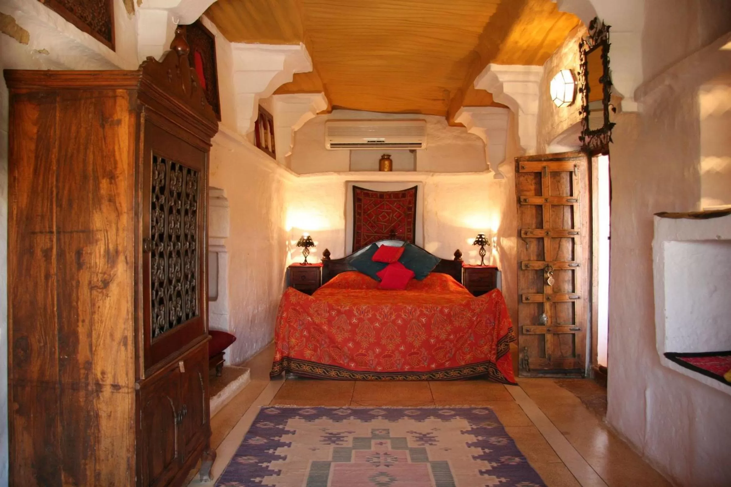 Photo of the whole room, Bed in Killa Bhawan