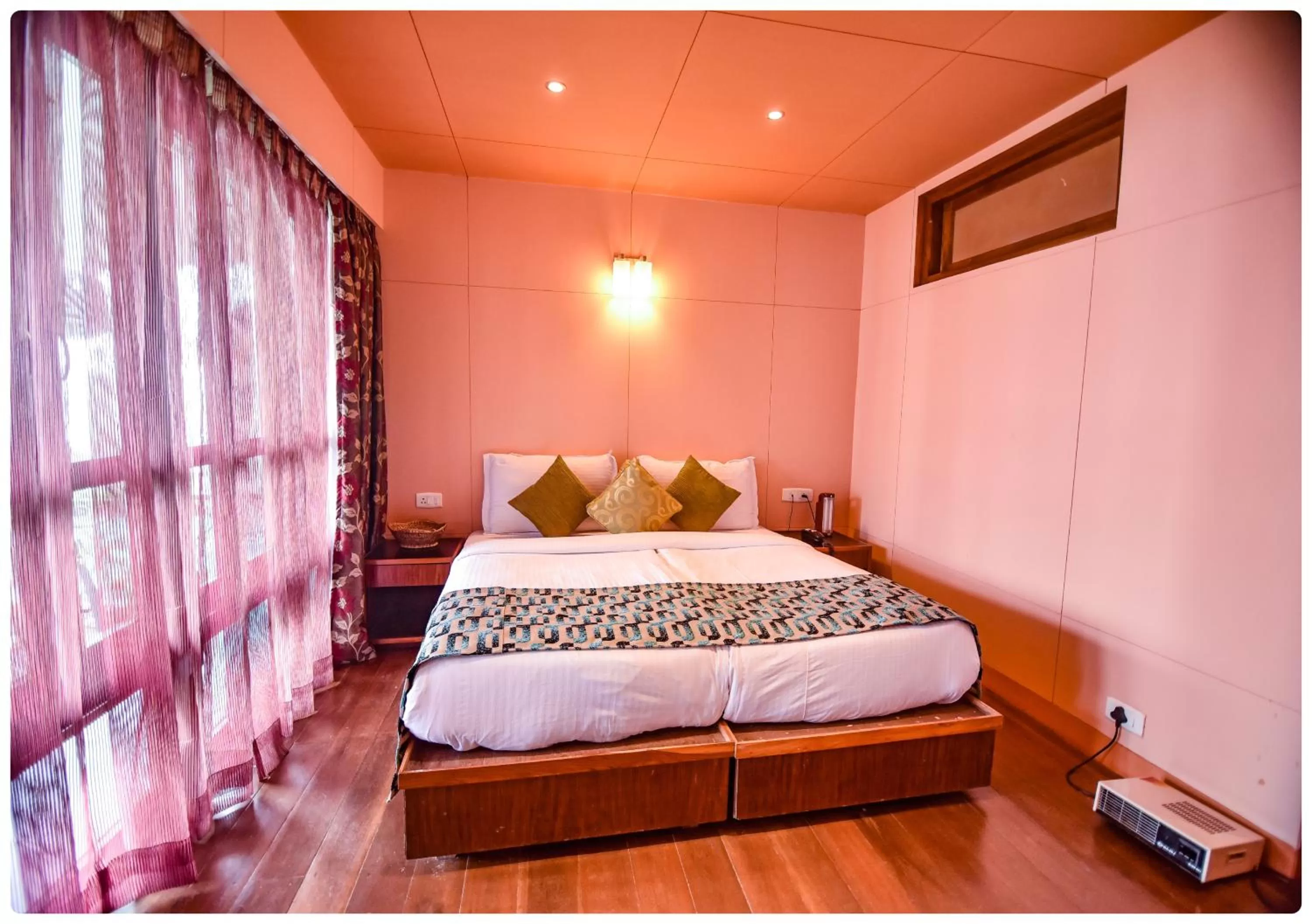 Bedroom, Bed in Cedar Inn