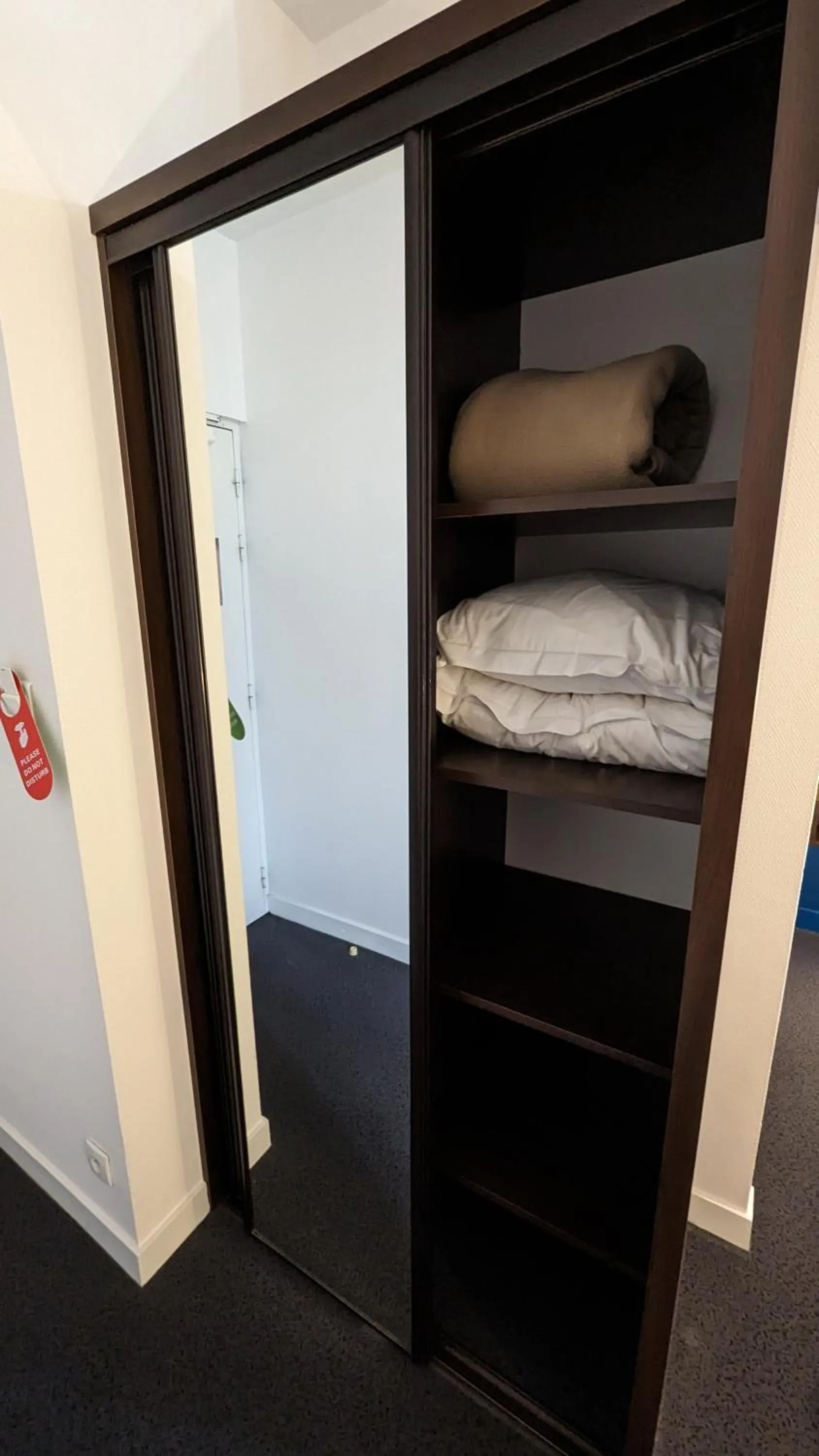 wardrobe, Bed in Hôtel Restaurant Le Lion d'Or