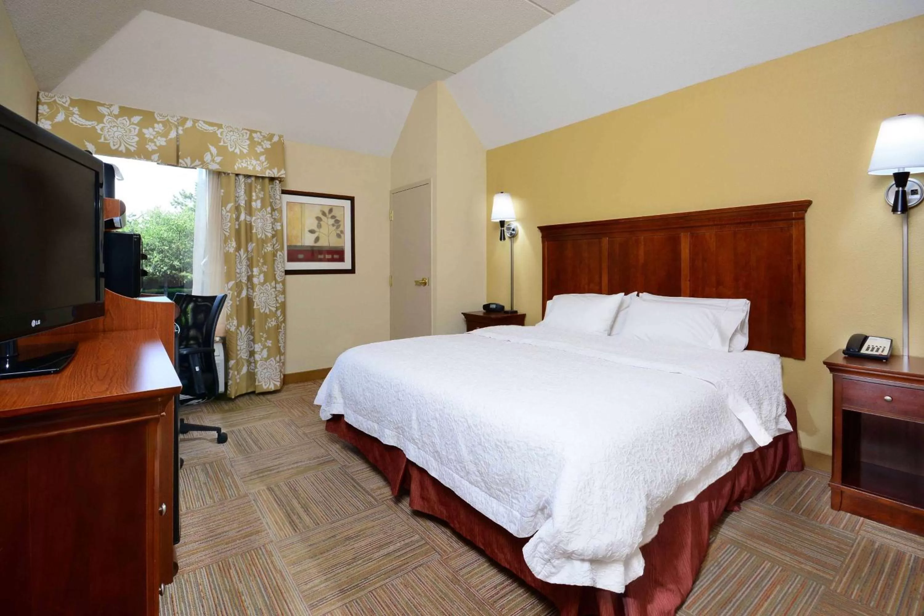 Bed in Hampton Inn Raleigh Capital Blvd North