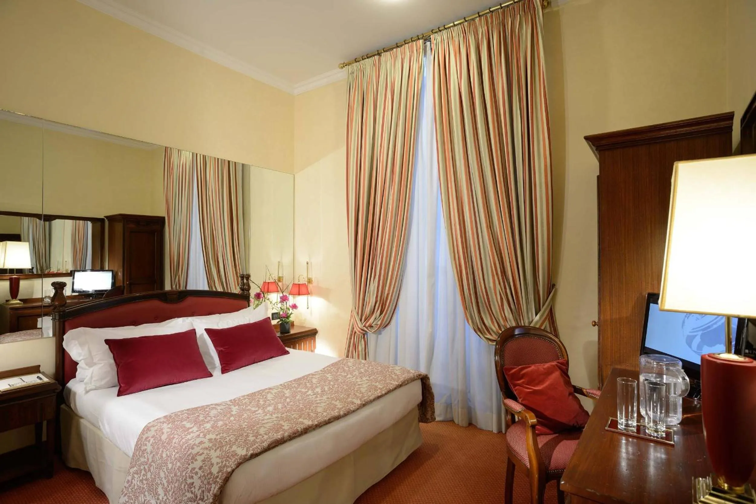 Photo of the whole room, Bed in Colonna Palace Hotel