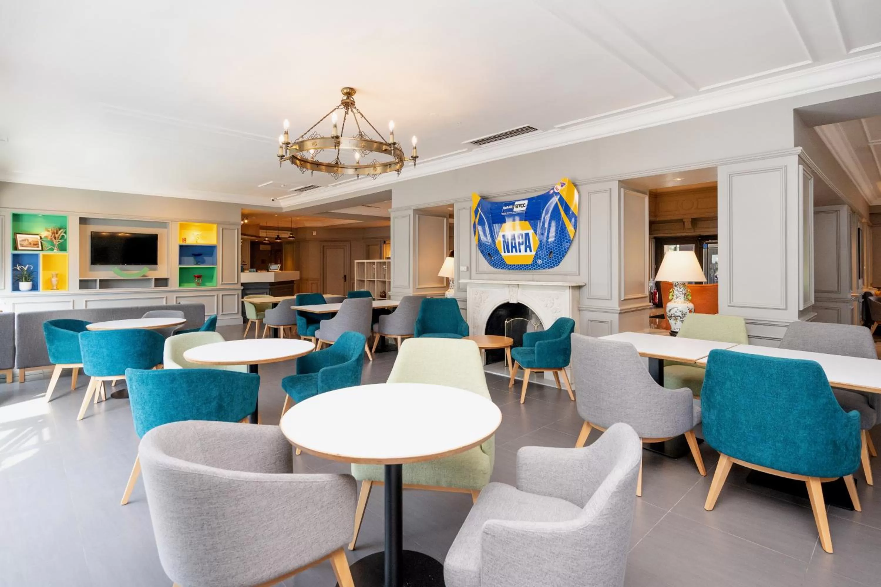 Communal lounge/ TV room in Holiday Inn Maidstone-Sevenoaks by IHG