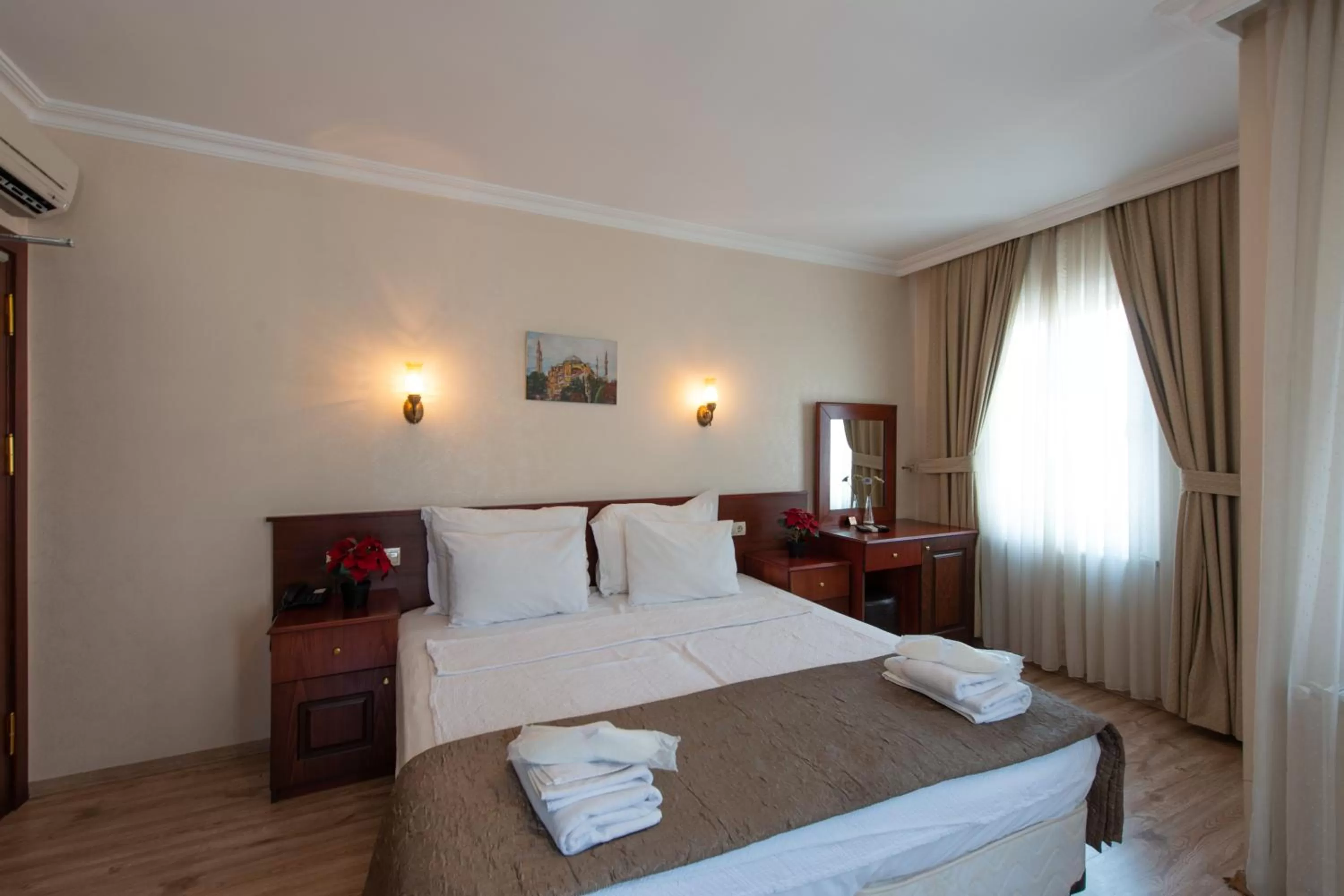 Photo of the whole room, Bed in Sultanahmet Cesme Hotel