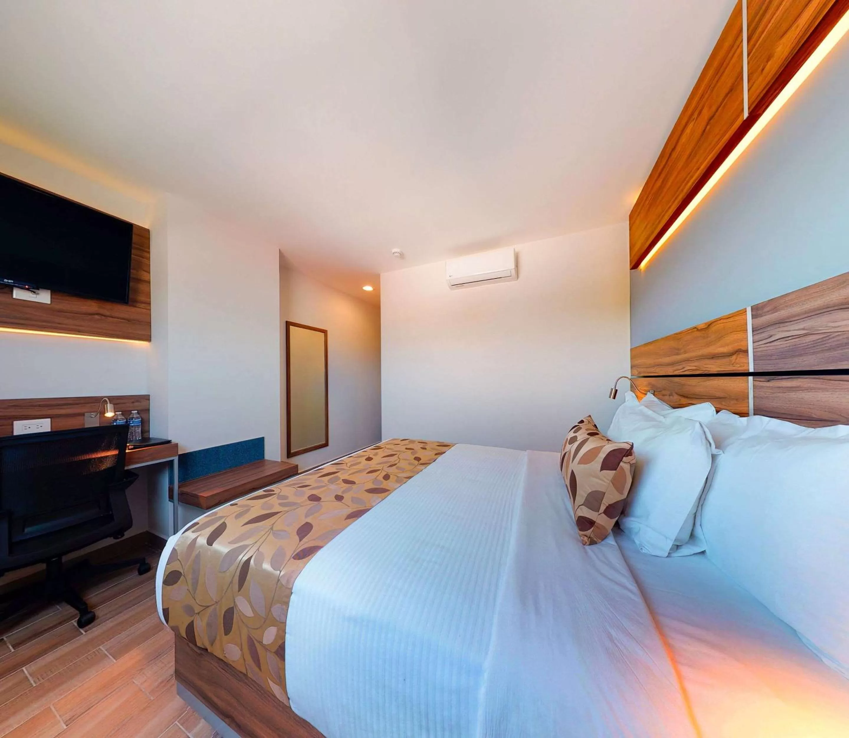 Photo of the whole room, Bed in Sleep Inn Queretaro