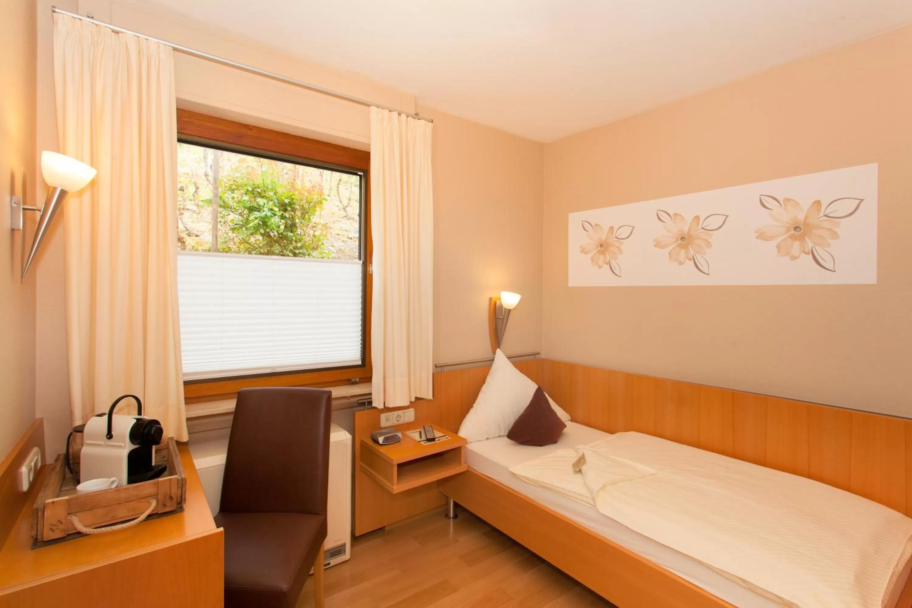 Photo of the whole room, Bed in Moselhaus Weiskopf