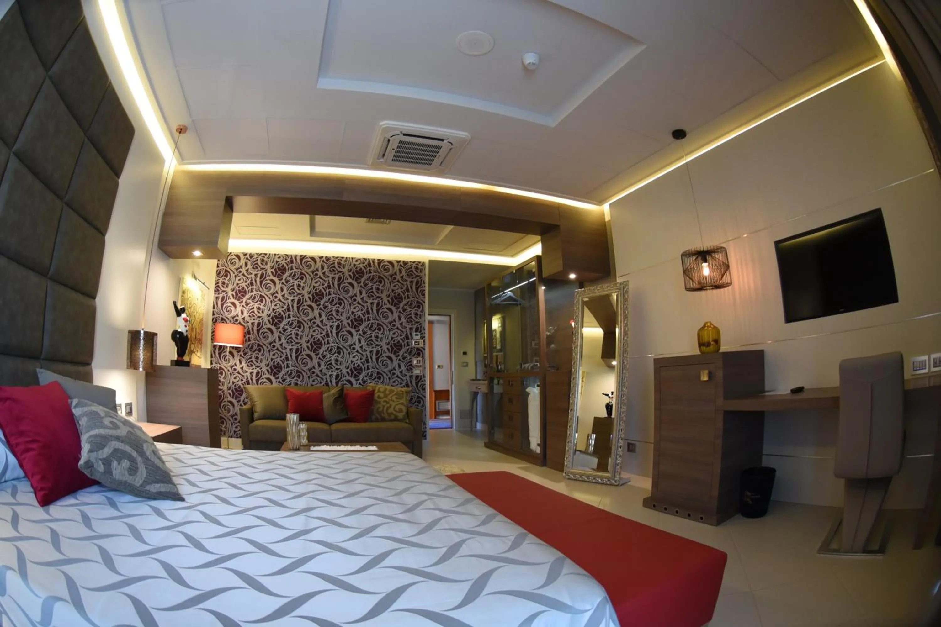 Photo of the whole room, Bed in Hotel Niagara