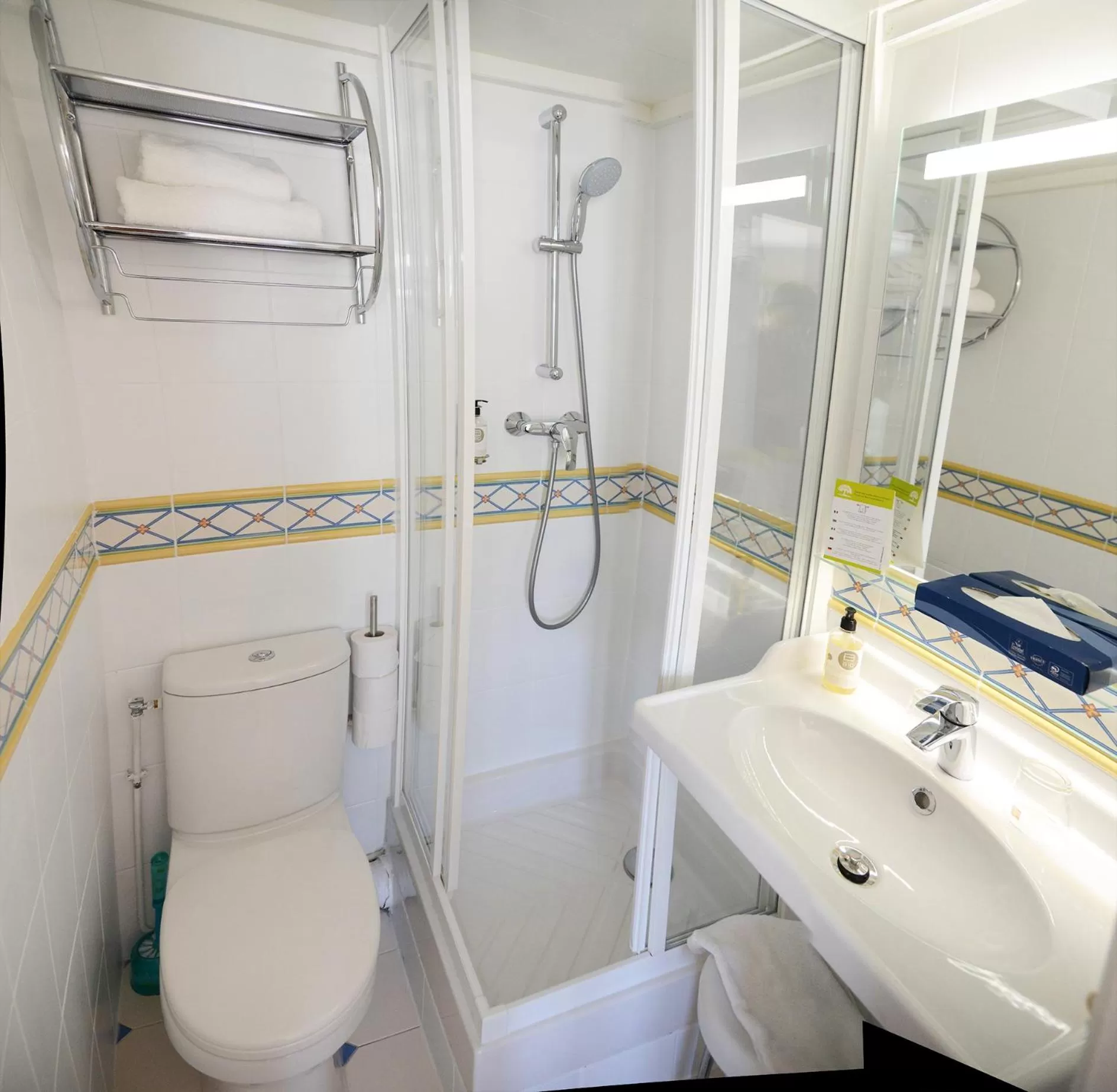 Shower in Hôtel Malar