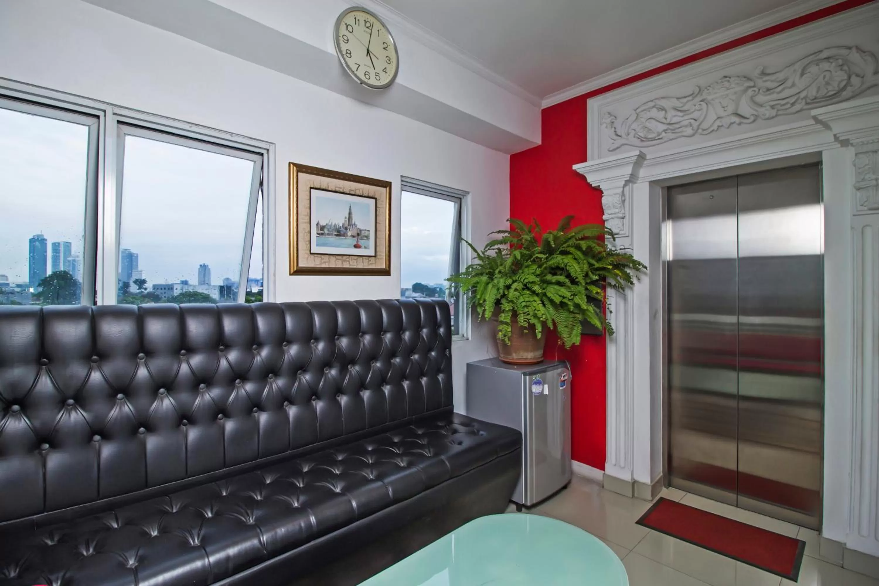 Seating area in RedDoorz Plus @ Guntur Raya Setiabudi