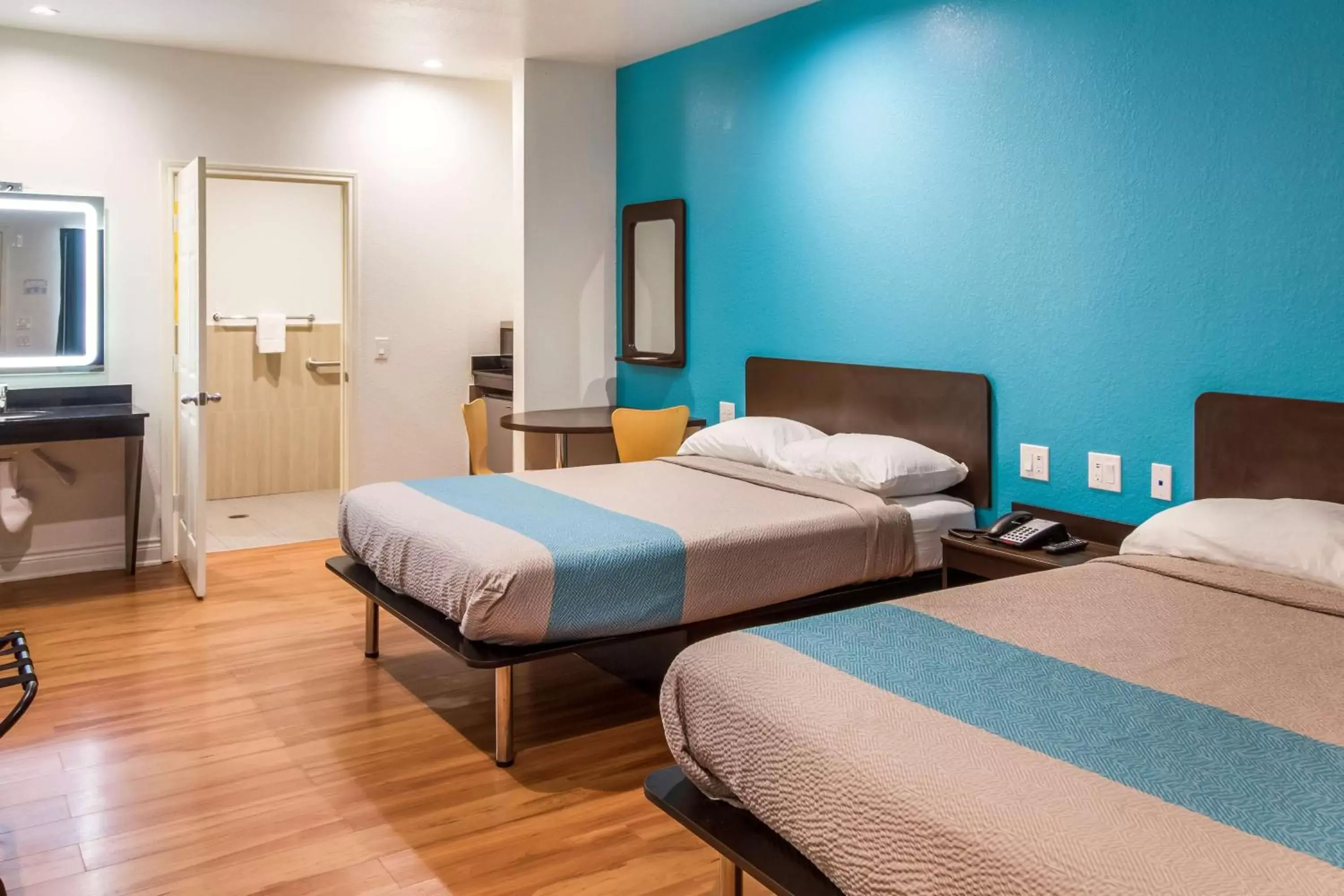 Deluxe Queen Room with Two Queen Beds - Smoking in Motel 6-Houston, TX - North Deluxe Queen Room with Two Queen Beds - Smoking in Motel 6-Houston, TX - North