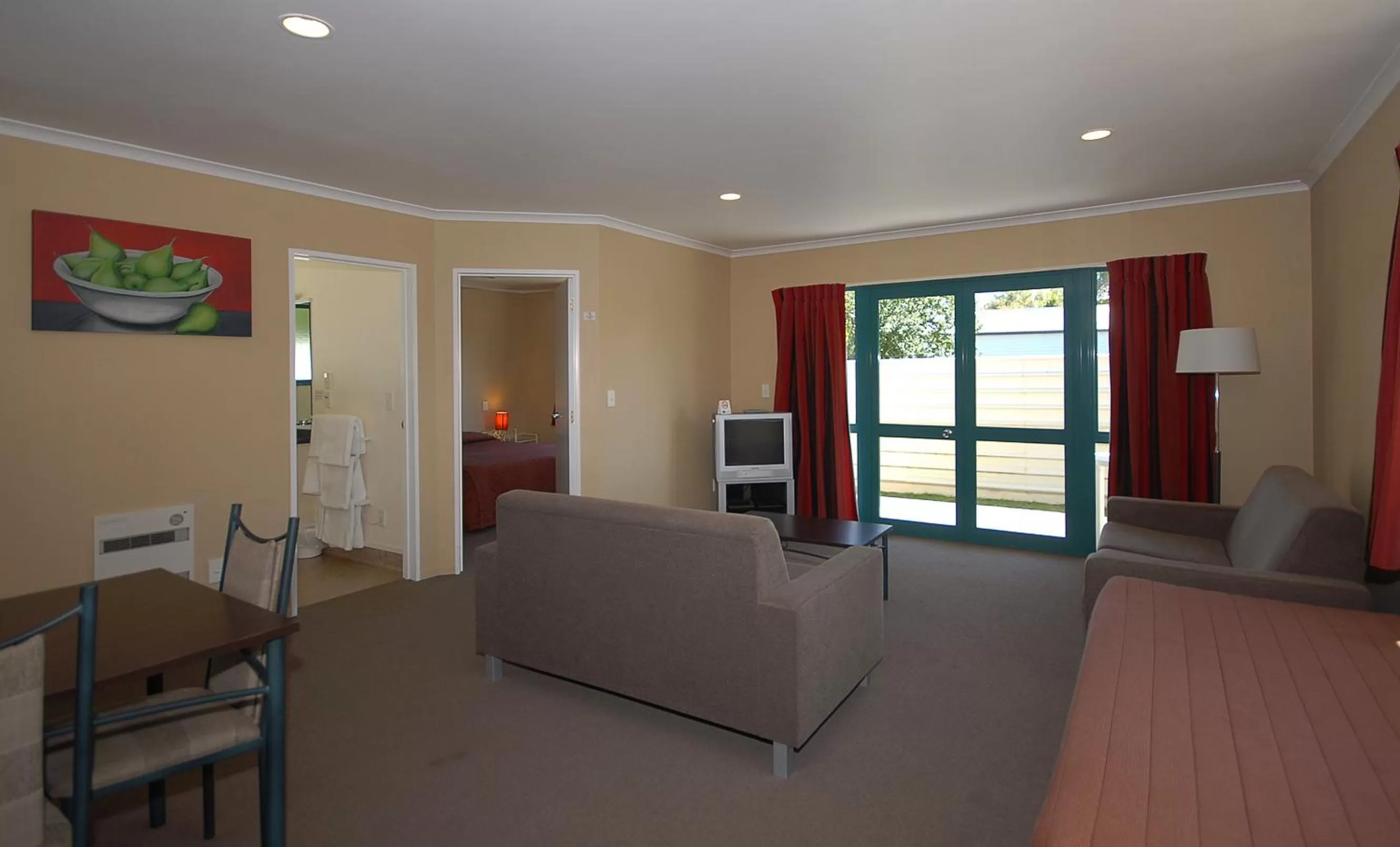 TV and multimedia, Seating Area in Discovery Motor Lodge