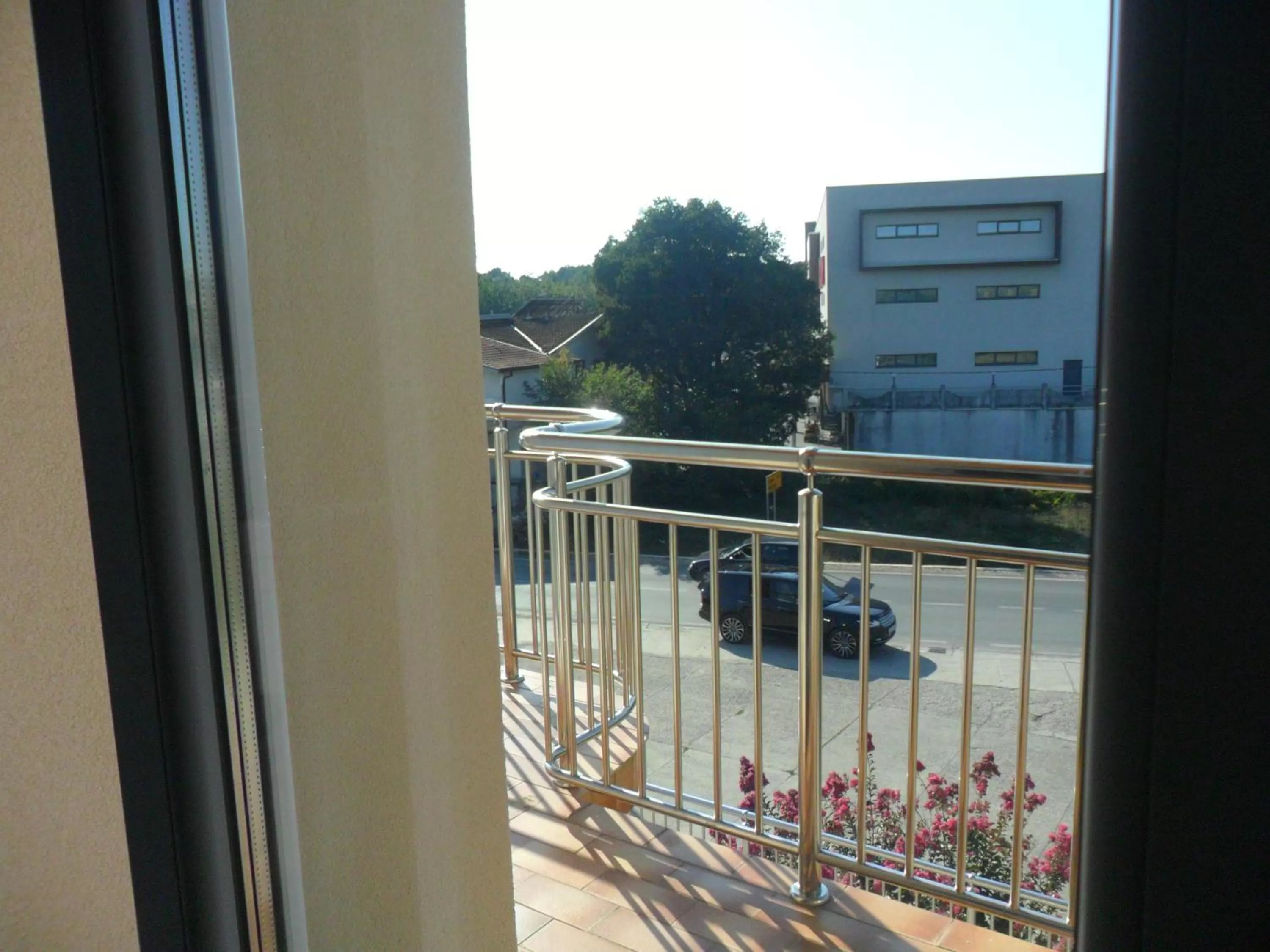 Street view, Balcony/Terrace in Rooms MBM