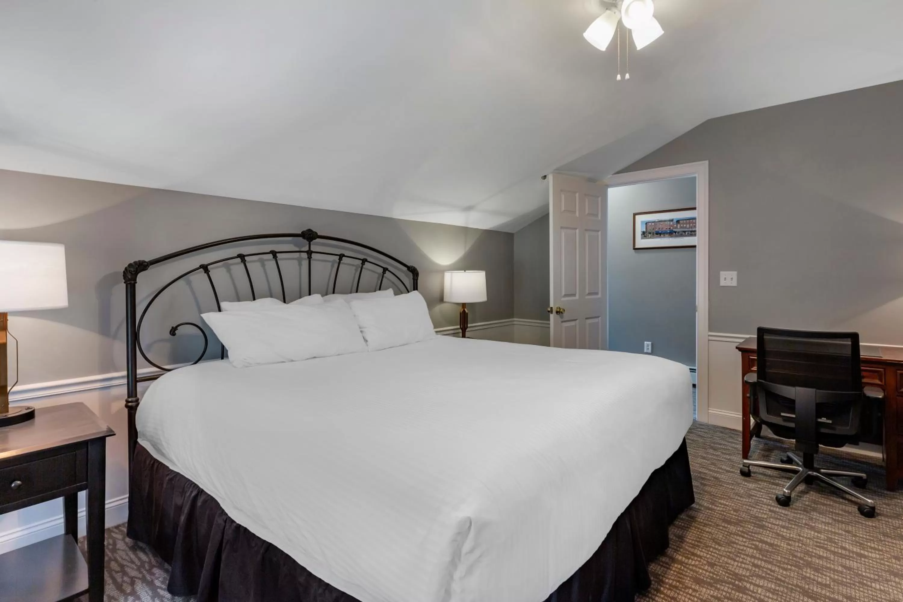 Photo of the whole room, Bed in Essex Street Inn & Suites, an Ascend Collection Hotel