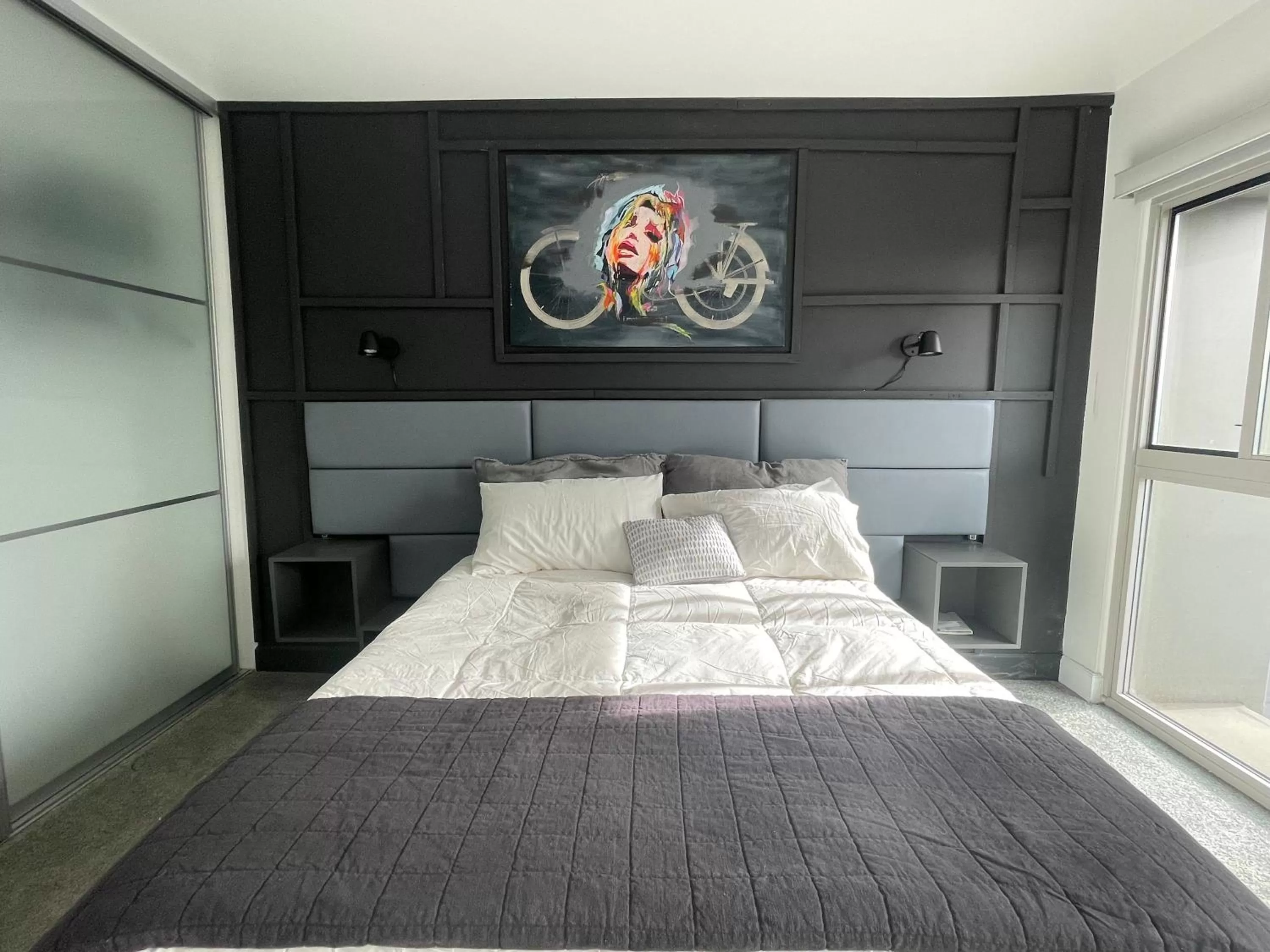 Bed in Amazing DTLA View 1bd Full Kitchen Free Private Parking.