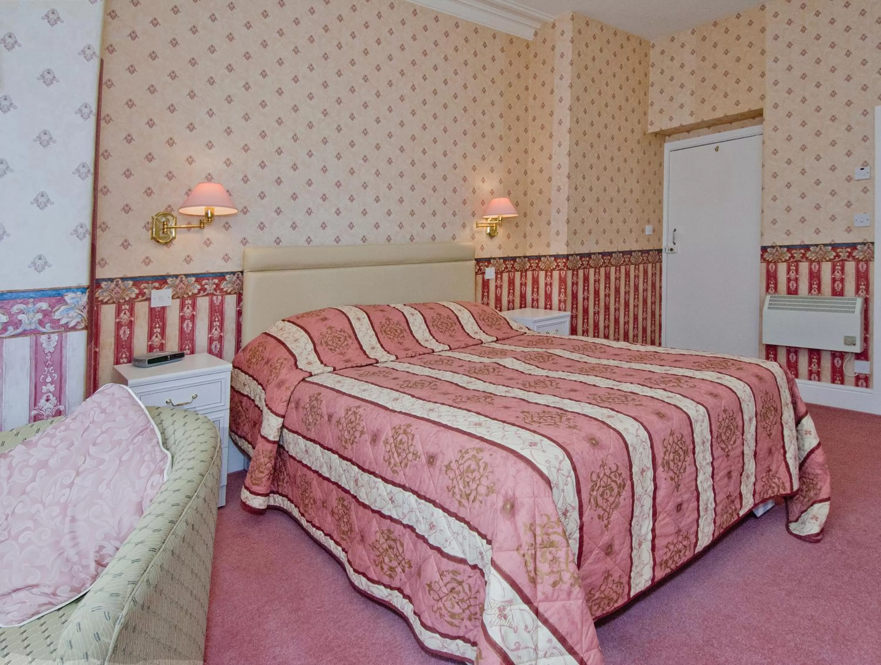 Bedroom, Bed in White Heather Hotel