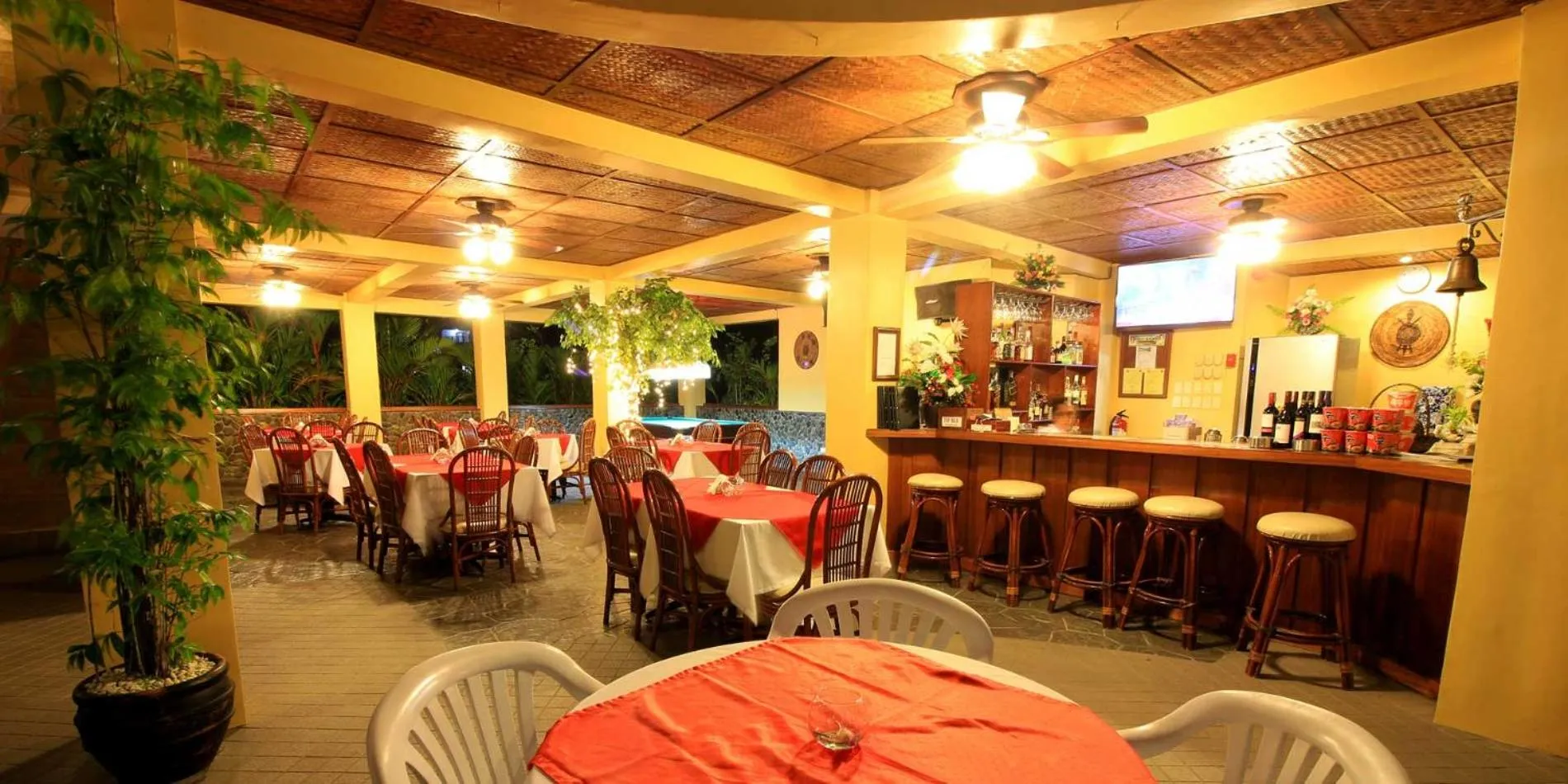 Lounge or bar in Mermaid Resort and Dive Center