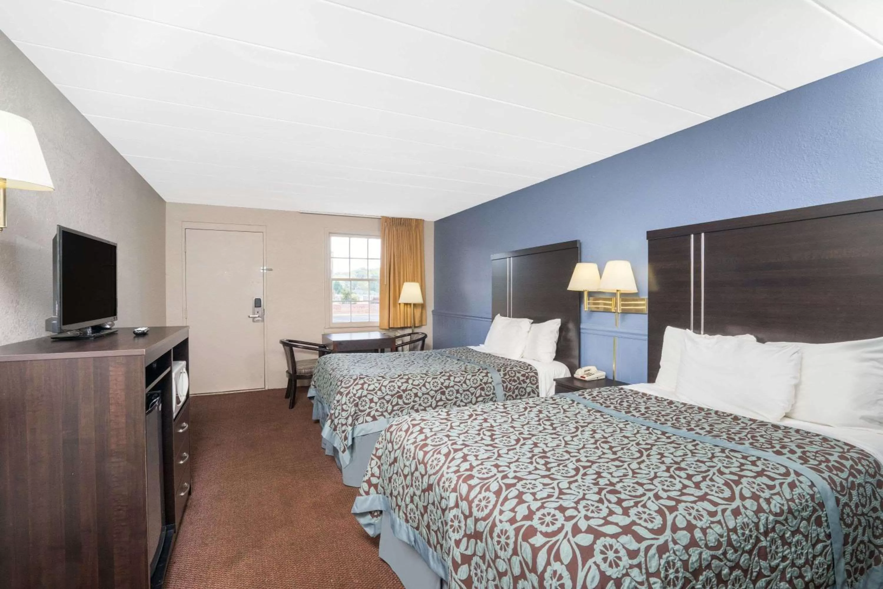 Photo of the whole room, Bed in Days Inn by Wyndham Lincolnton