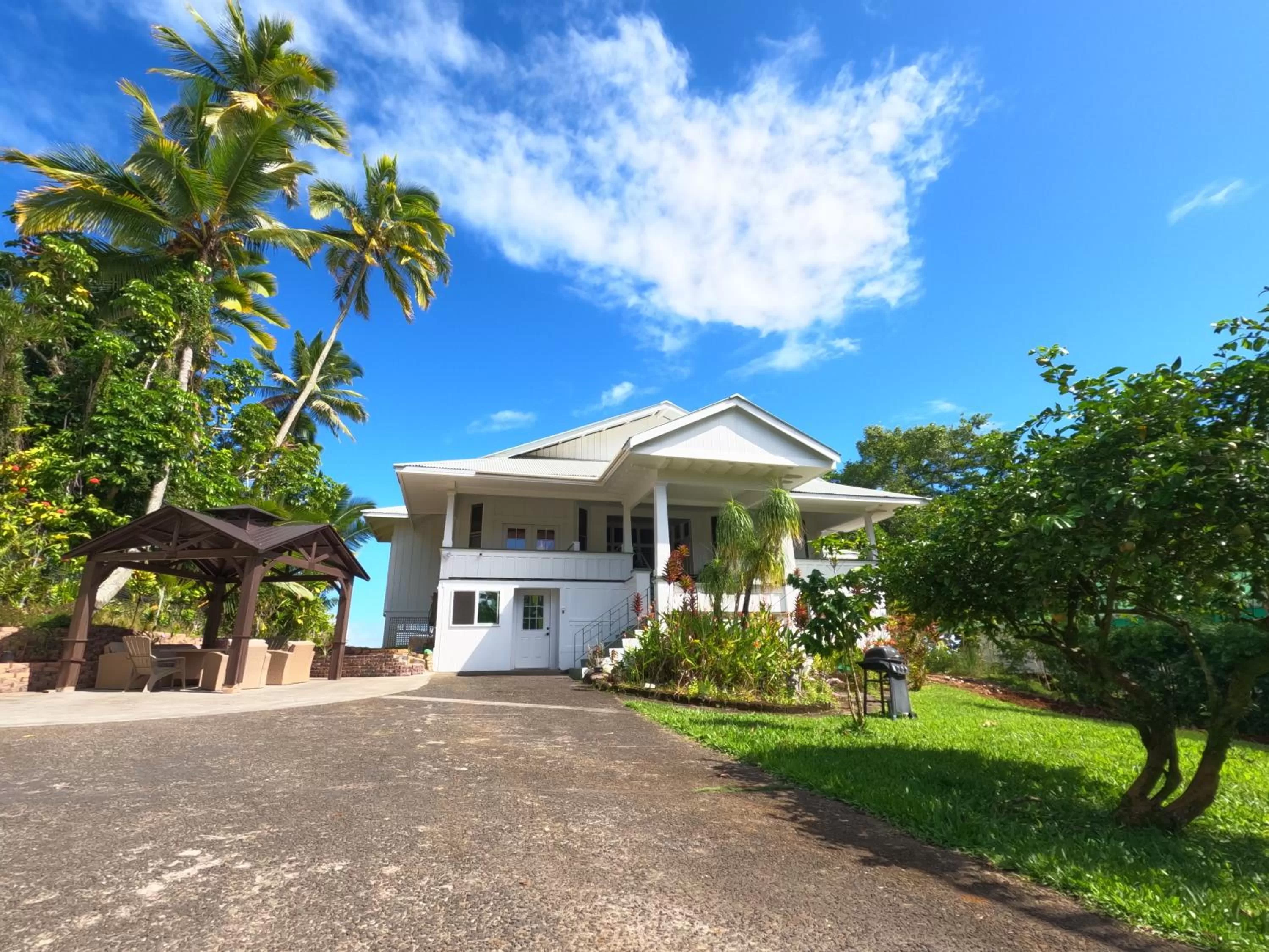 Property building in Hilo Bay Oceanfront Bed and Breakfast