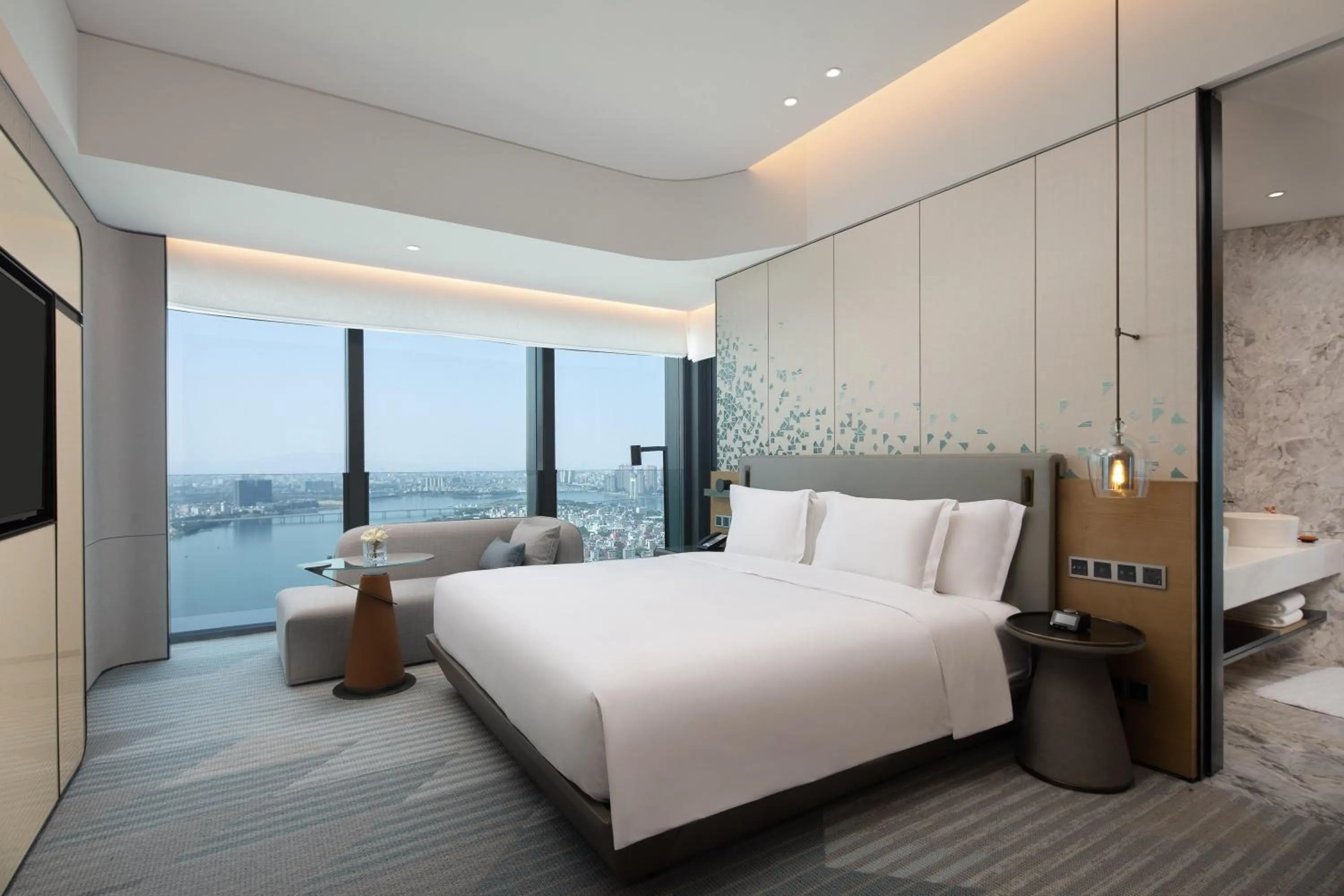 Photo of the whole room, Bed in Crowne Plaza Chaozhou Riverside by IHG