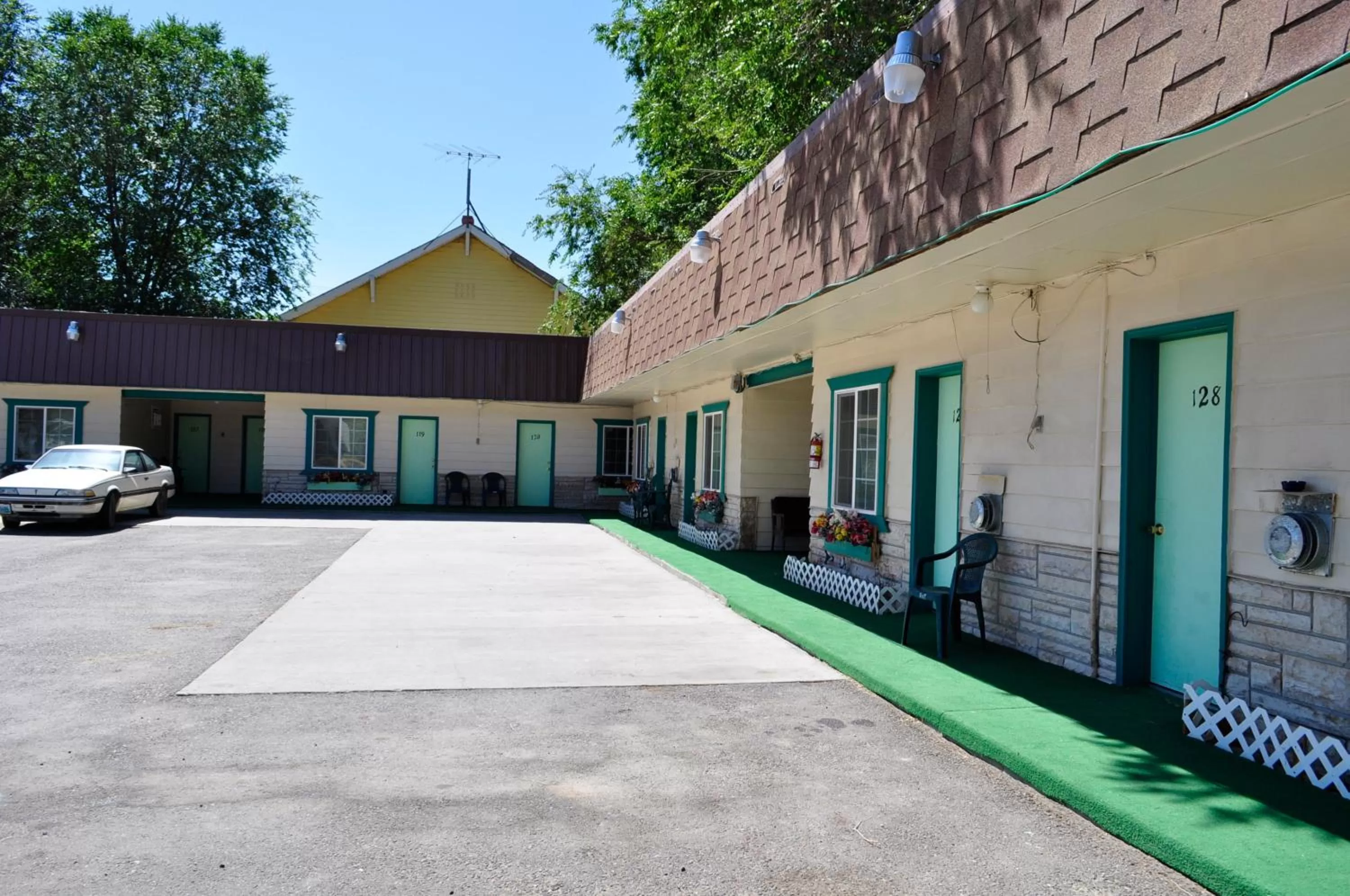 Day in Western Motel