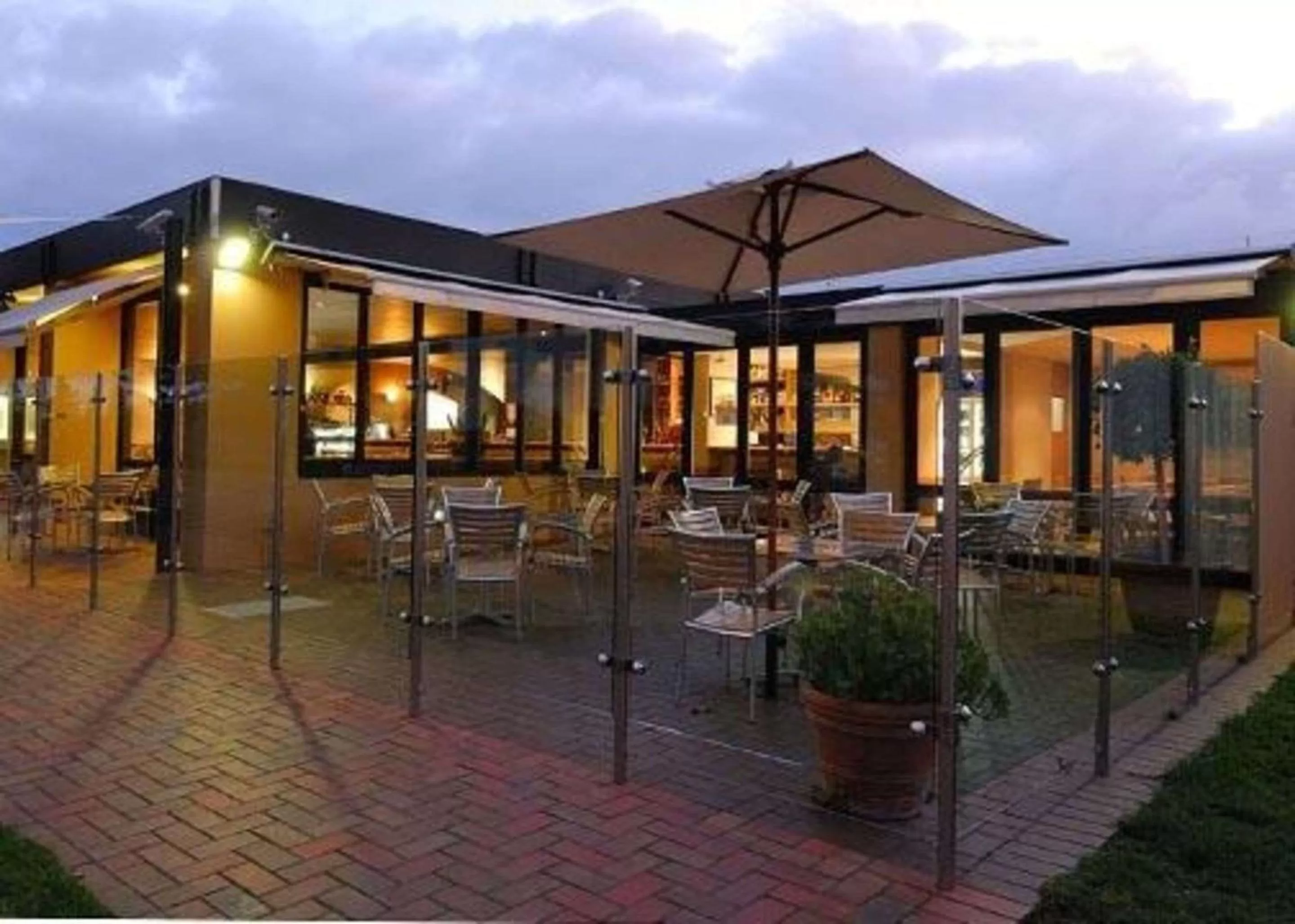 Restaurant/places to eat in Richmond Henty Hotel