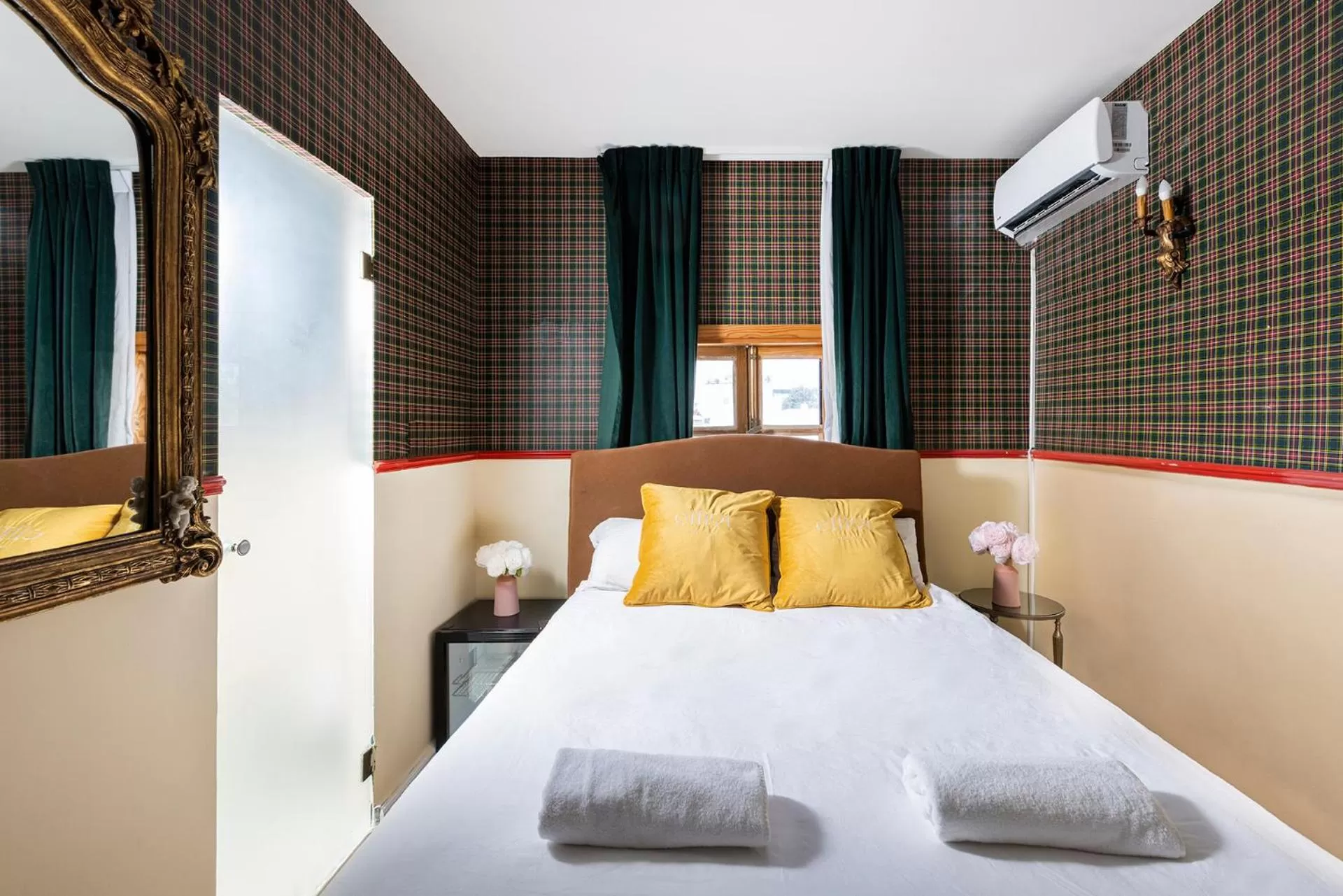 Bed in The Elliot - Adults only