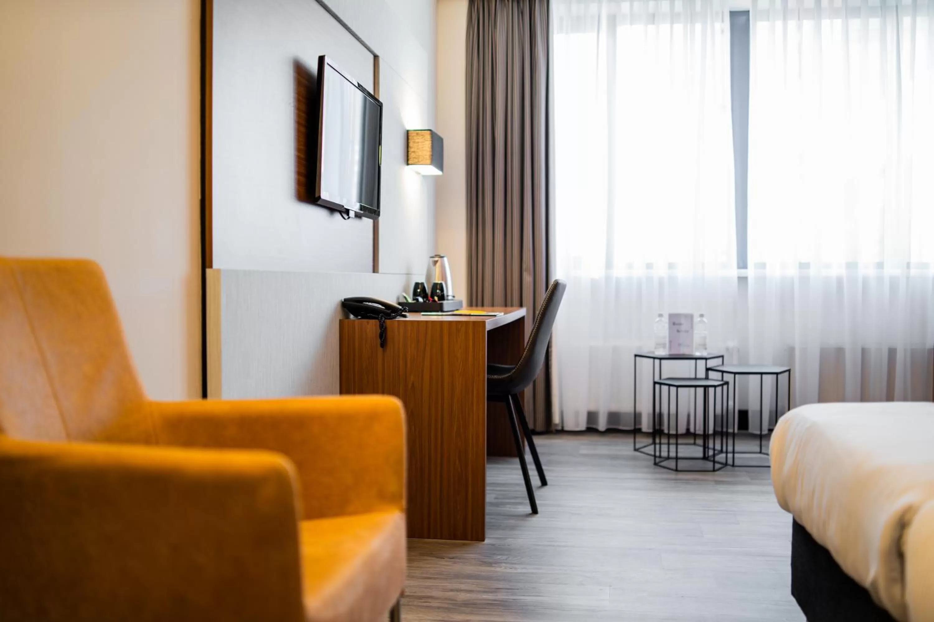 Photo of the whole room, Bed in Tulip Inn Leiden Centre