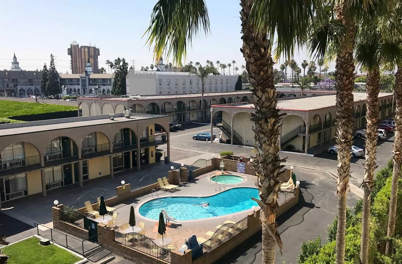 Patio in Kings Inn Anaheim at The Park & Convention Center