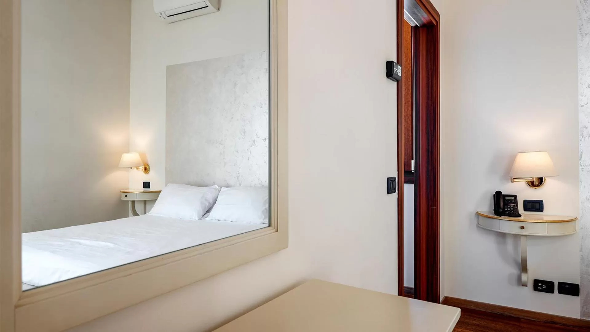 Photo of the whole room, Bed in Cà Doge