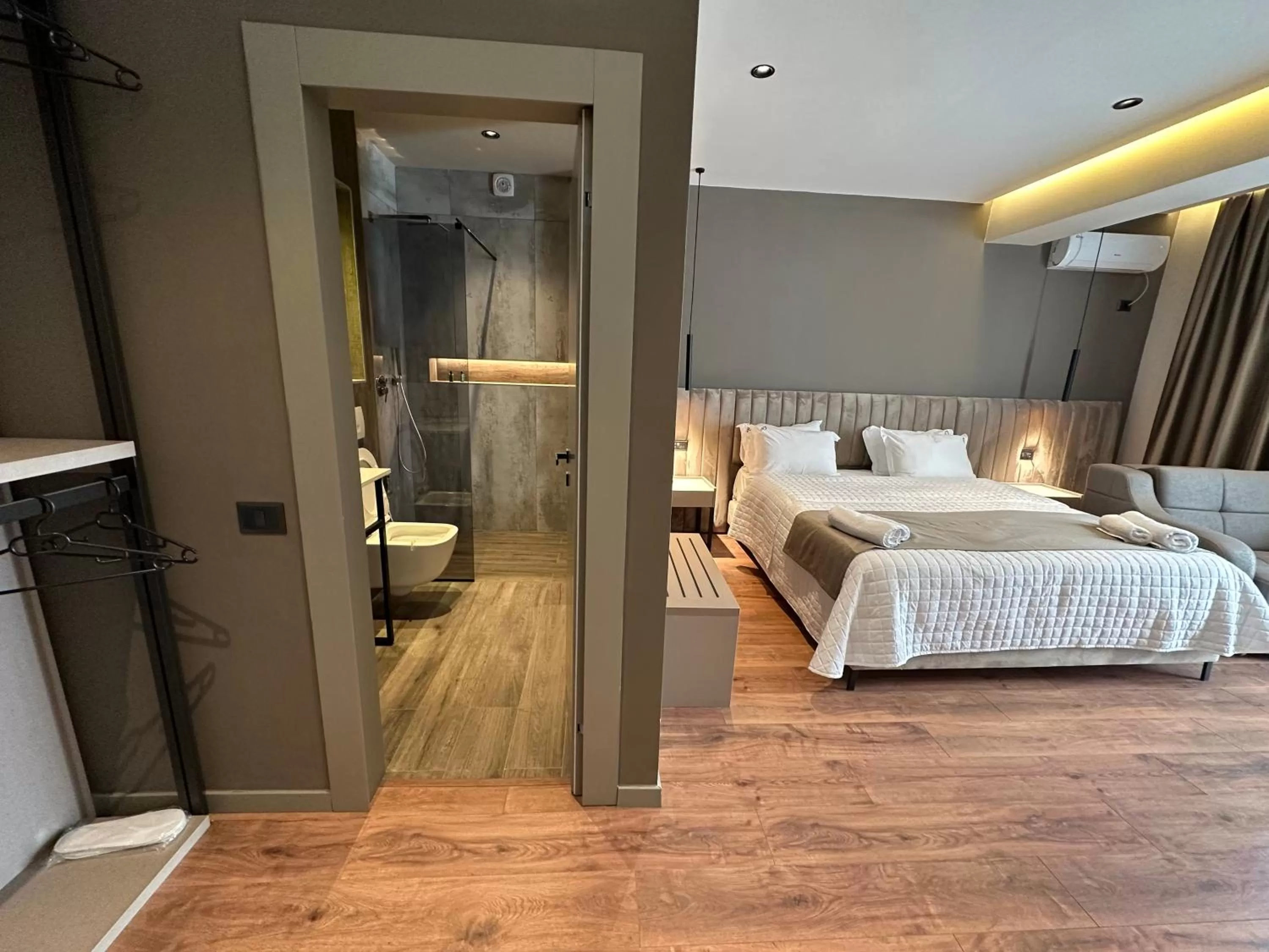 Toilet, Bed in Hotel Gjallica