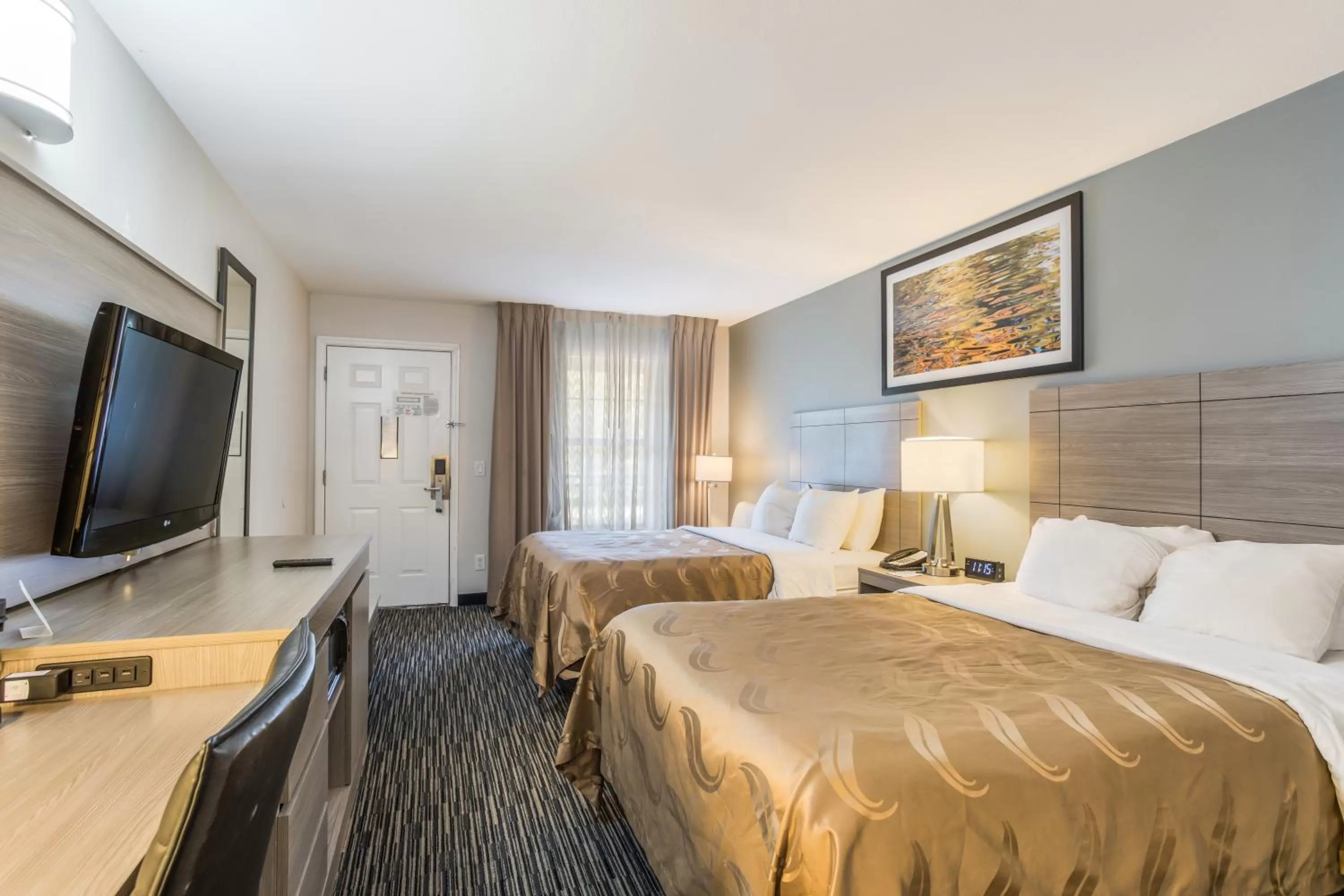 Communal lounge/ TV room, Bed in Quality Inn Gallatin-Nashville Metro