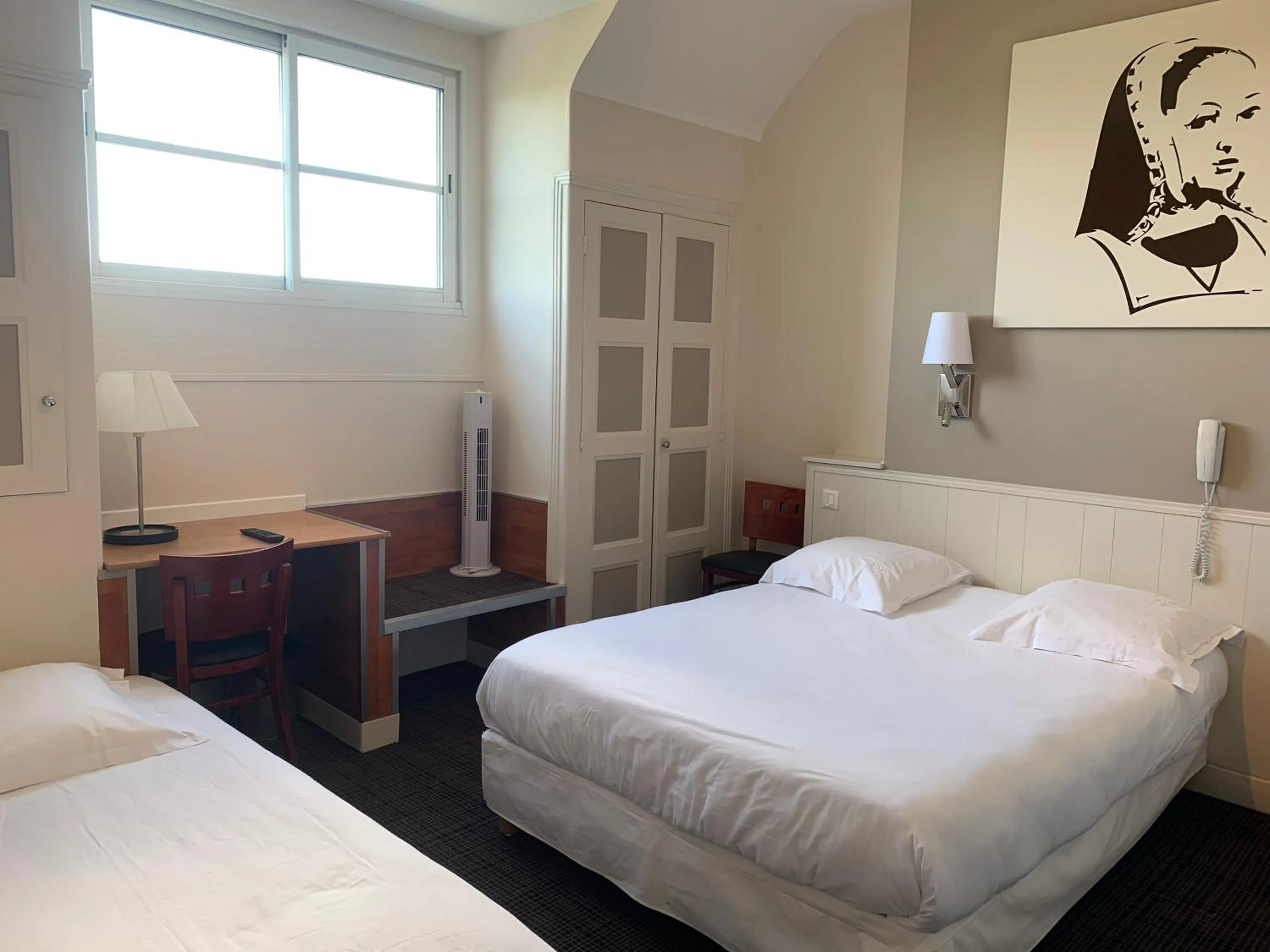 Photo of the whole room, Bed in Hotel Anne De Bretagne BLOIS