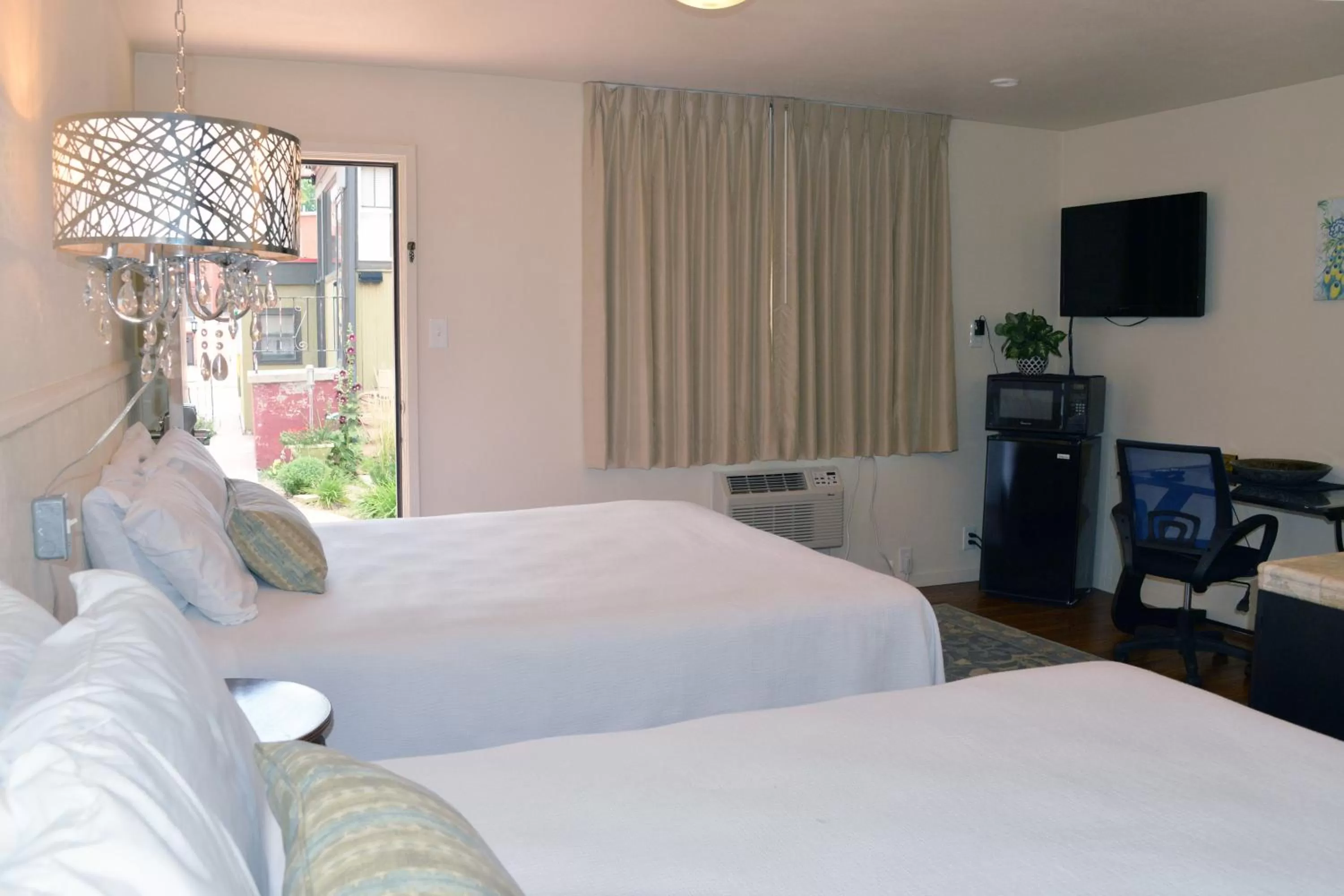 Queen Room with Garden View in The Crest Motel