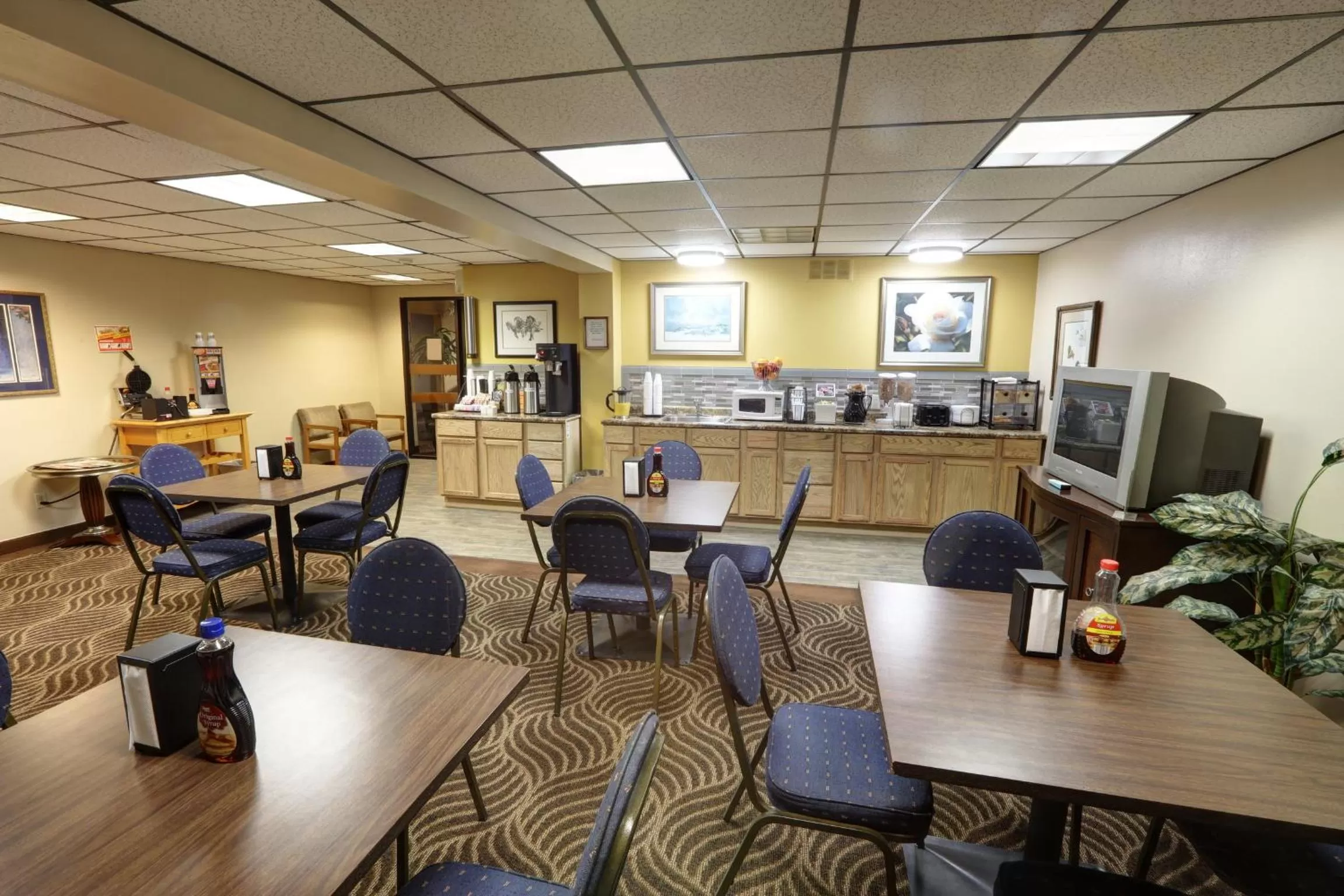 Coffee/tea facilities in Dexter Inn