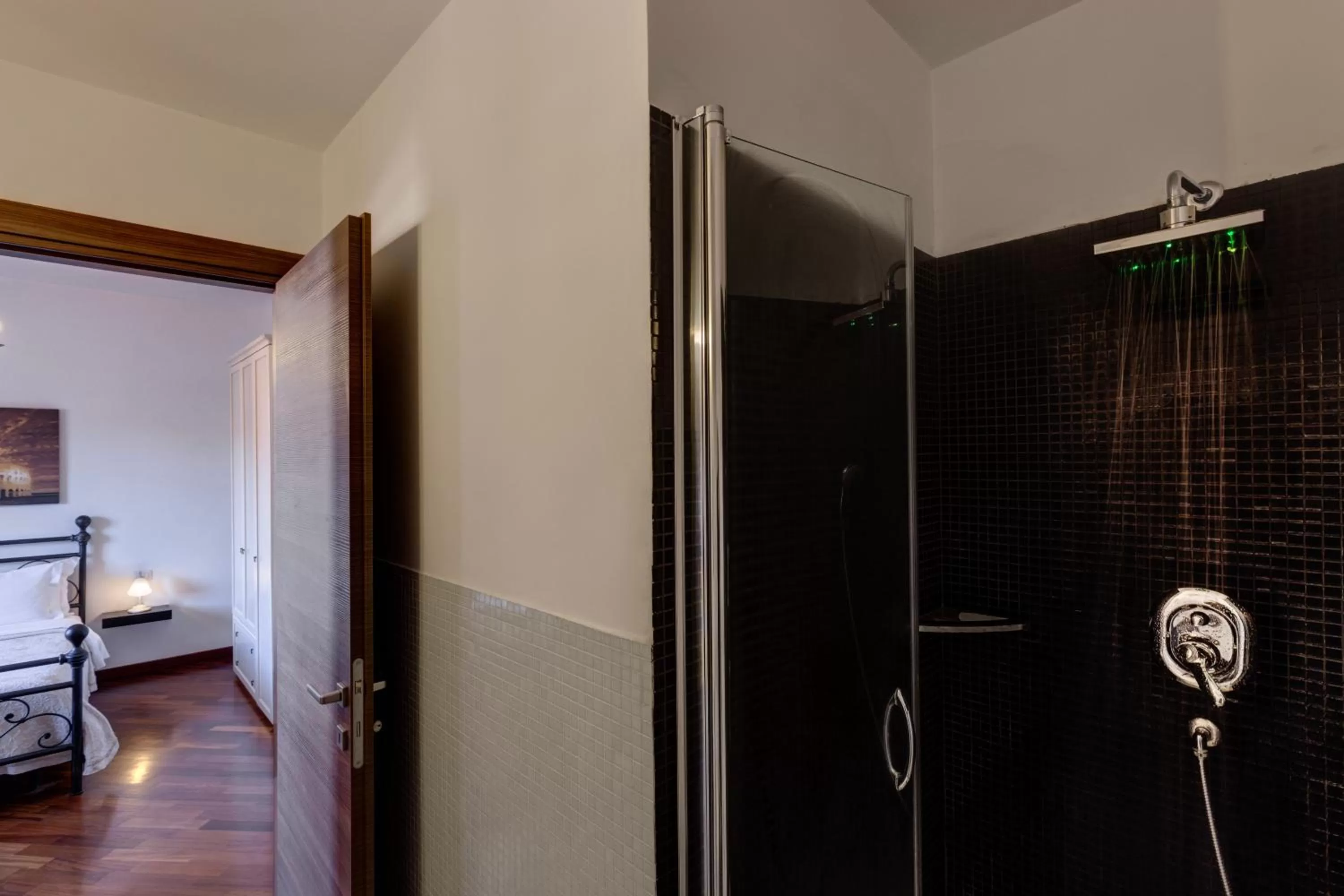 Shower, Bed in Little Rhome Suites