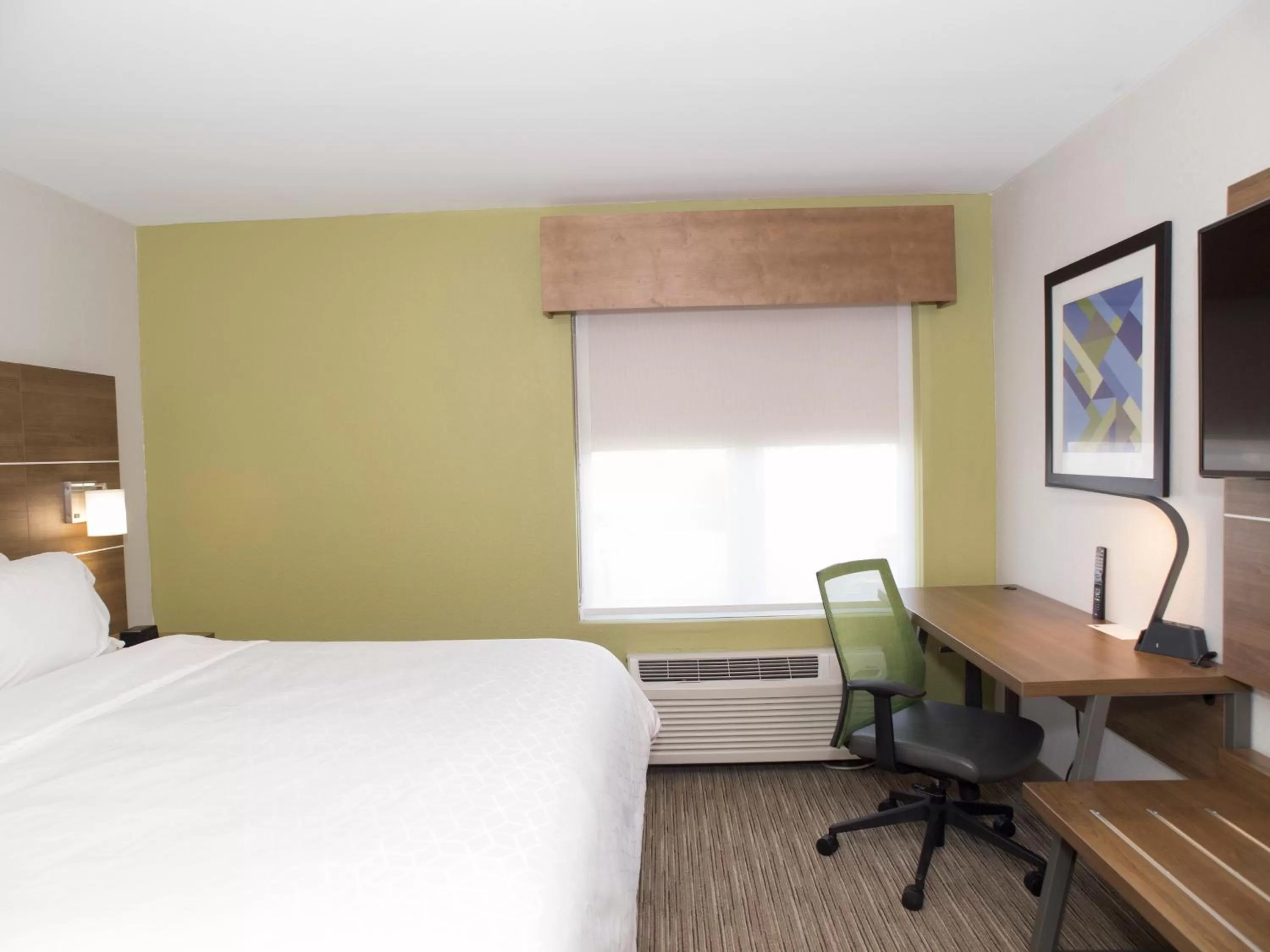 Photo of the whole room, Bed in Holiday Inn Express Hotel & Suites Madison by IHG