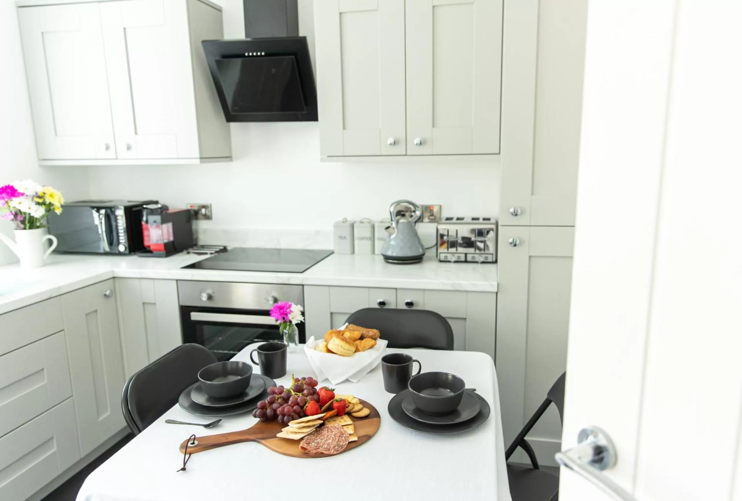 Dining area, Kitchen/Kitchenette in Entire family home , large rear garden and free parking