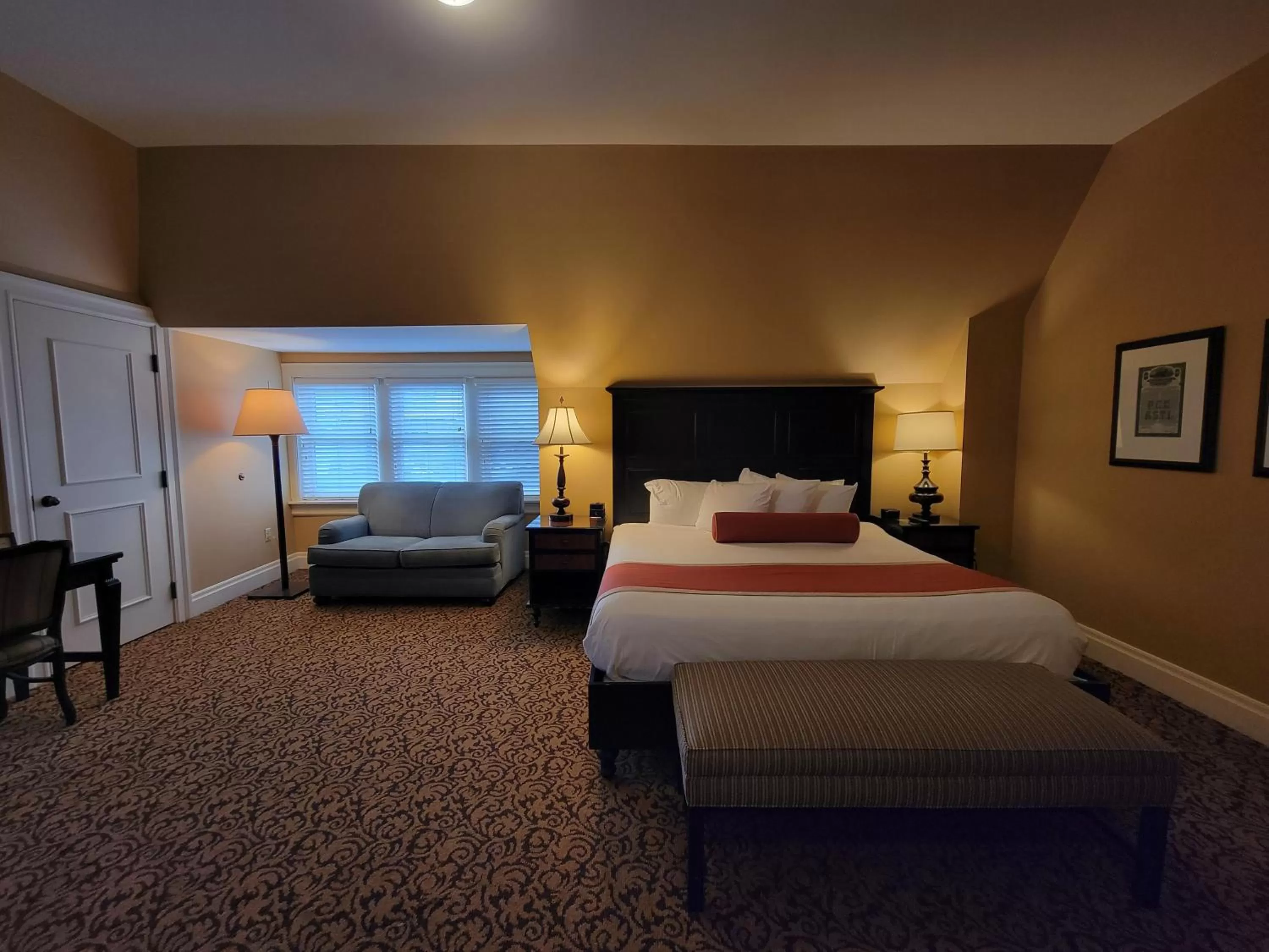 Bedroom, Bed in Mansions on Fifth