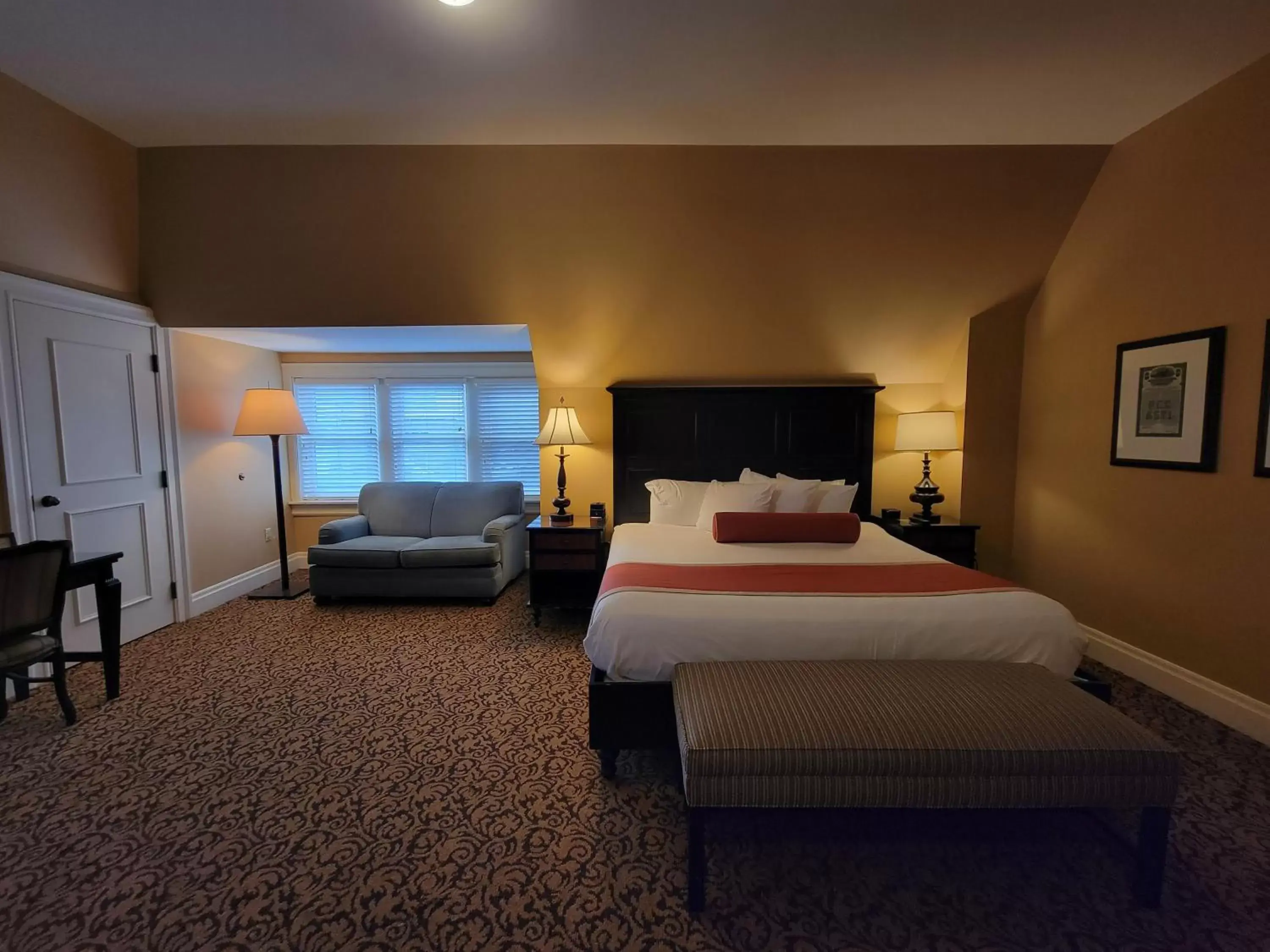 Deluxe Suite with King Bed - Sofa Bed in Mansions on Fifth Deluxe Suite with King Bed - Sofa Bed in Mansions on Fifth