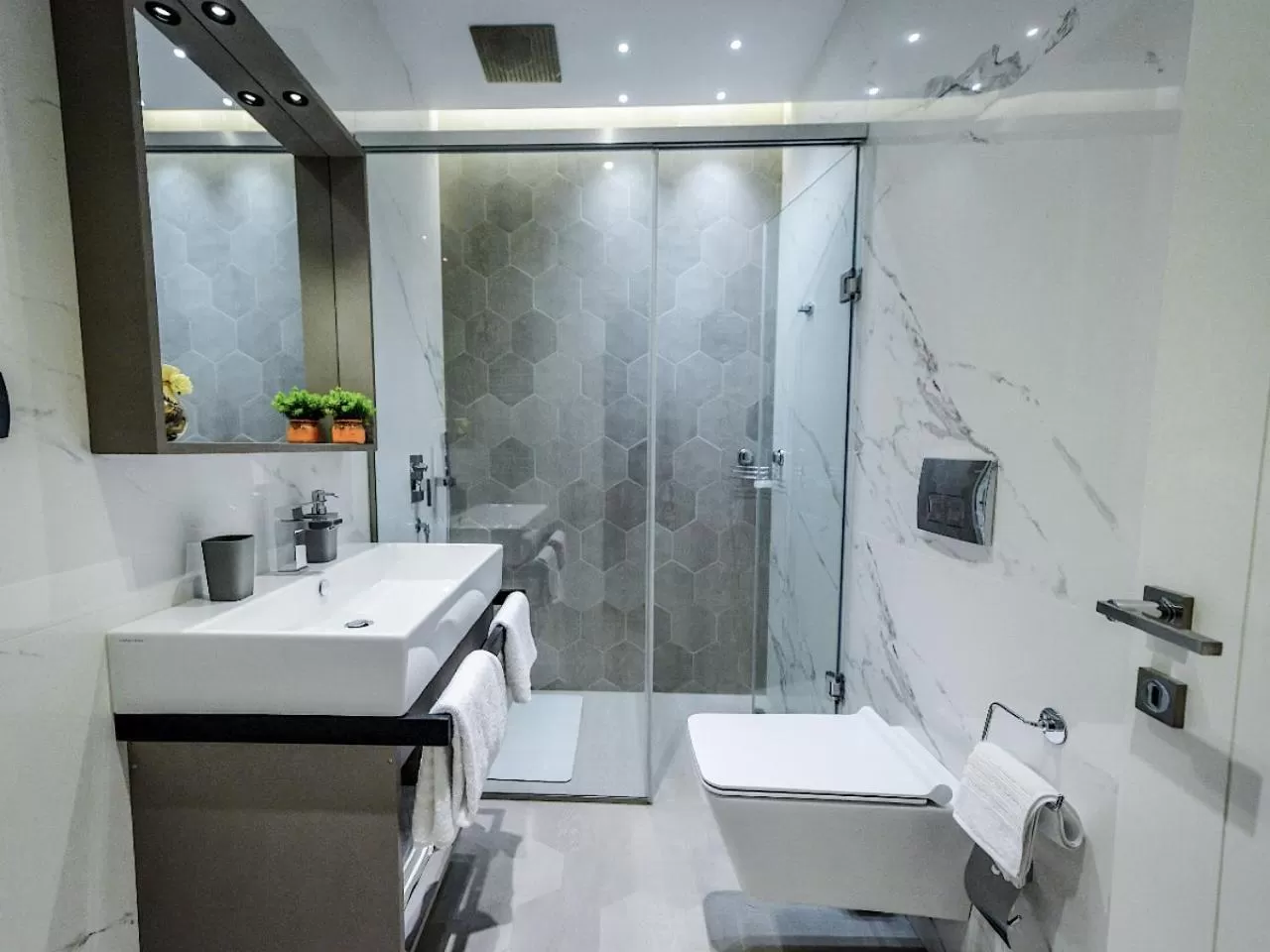 Twin Room with Balcony in Hotel Vila Tirana