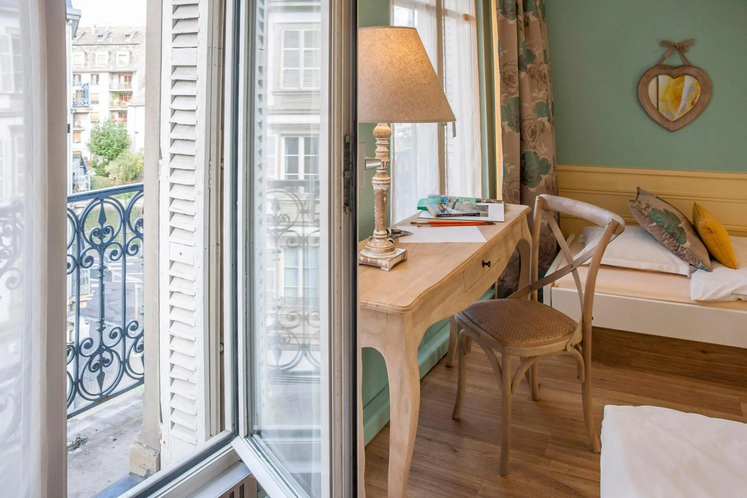 Decorative detail, Bed in Hotel Roses