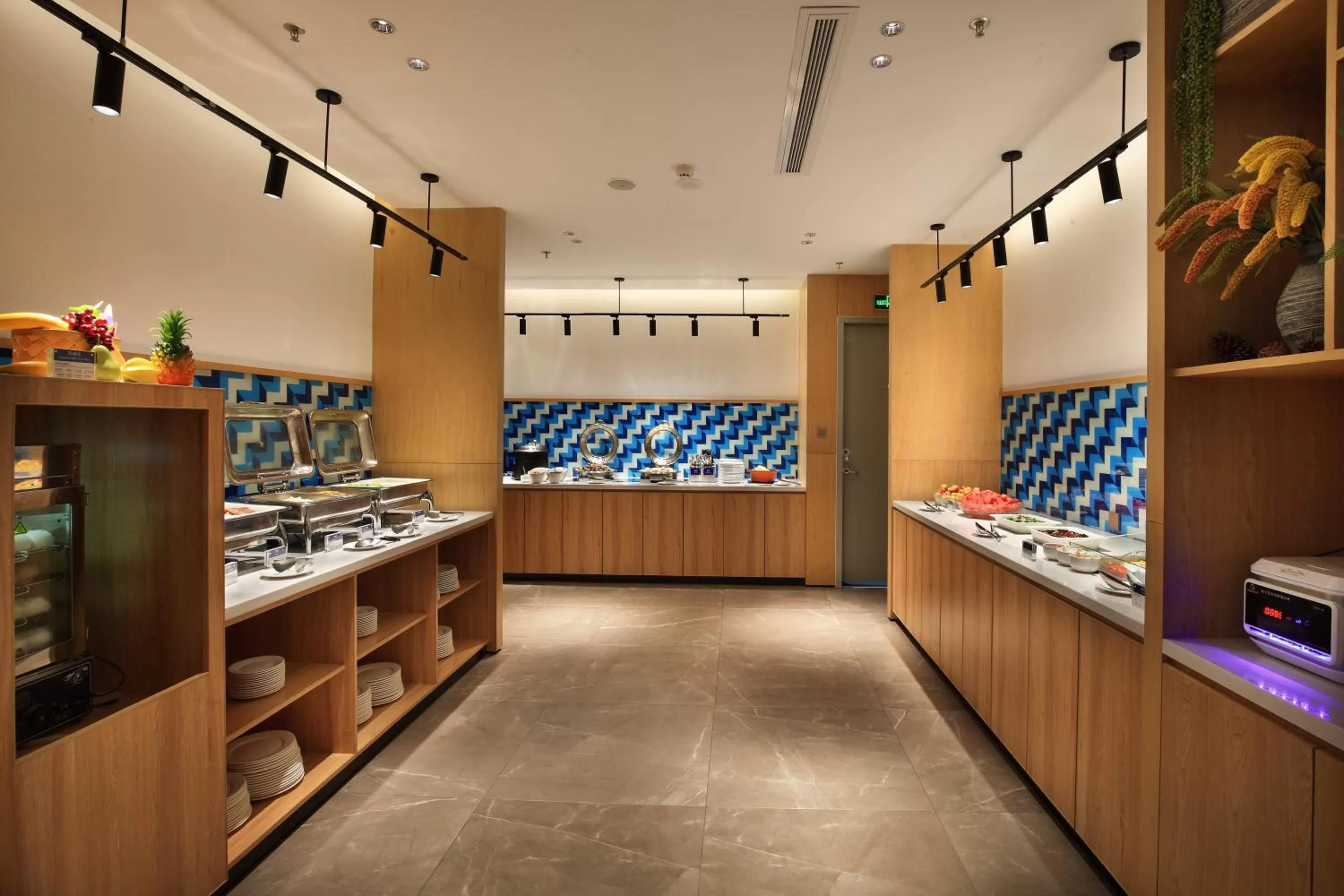 Restaurant/places to eat in Holiday Inn Express Guilin City Center by IHG