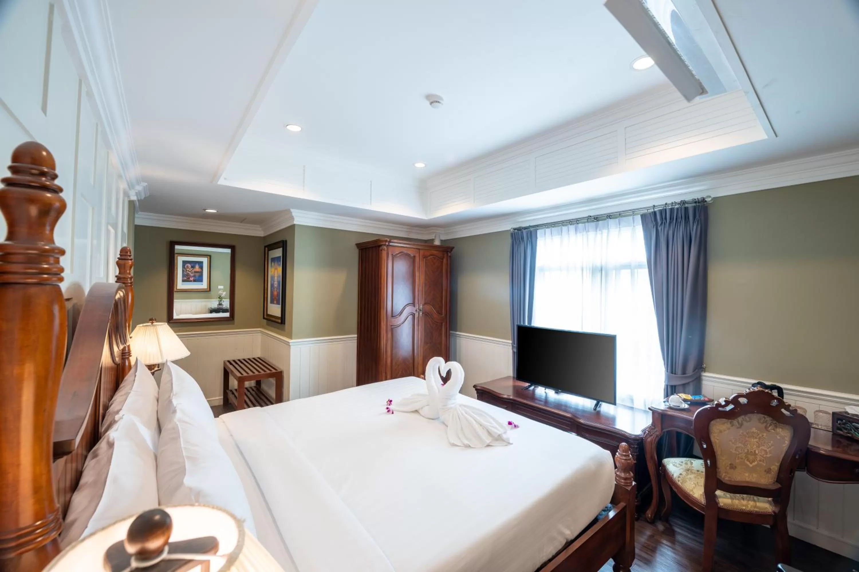 Photo of the whole room, Bed in The Orchid House 153