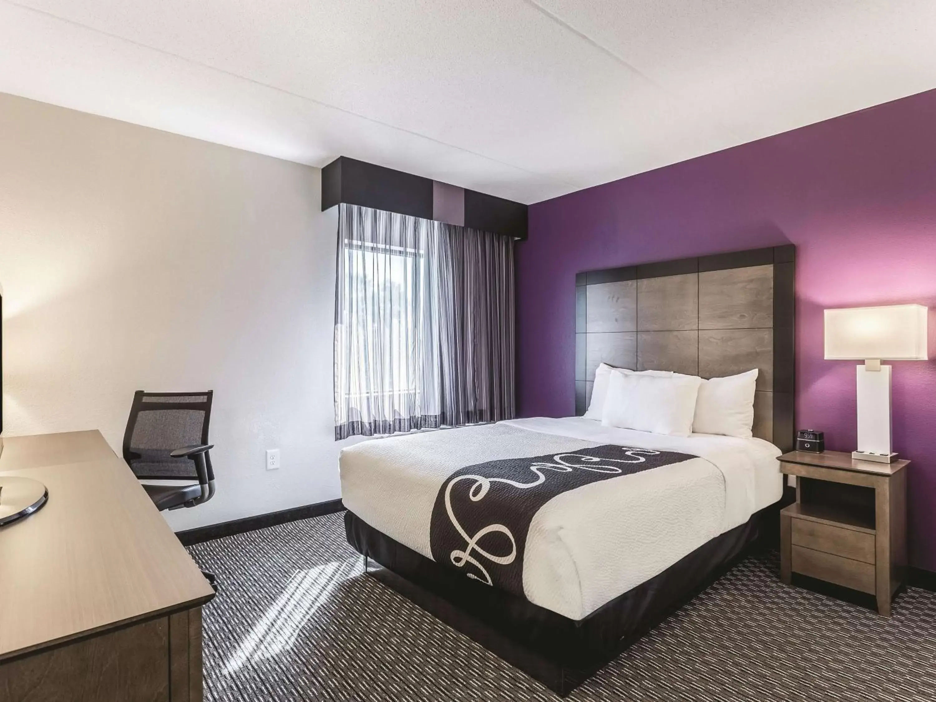 Deluxe Queen Room - Non-Smoking in La Quinta by Wyndham Columbia / Fort Meade Deluxe Queen Room - Non-Smoking in La Quinta by Wyndham Columbia / Fort Meade