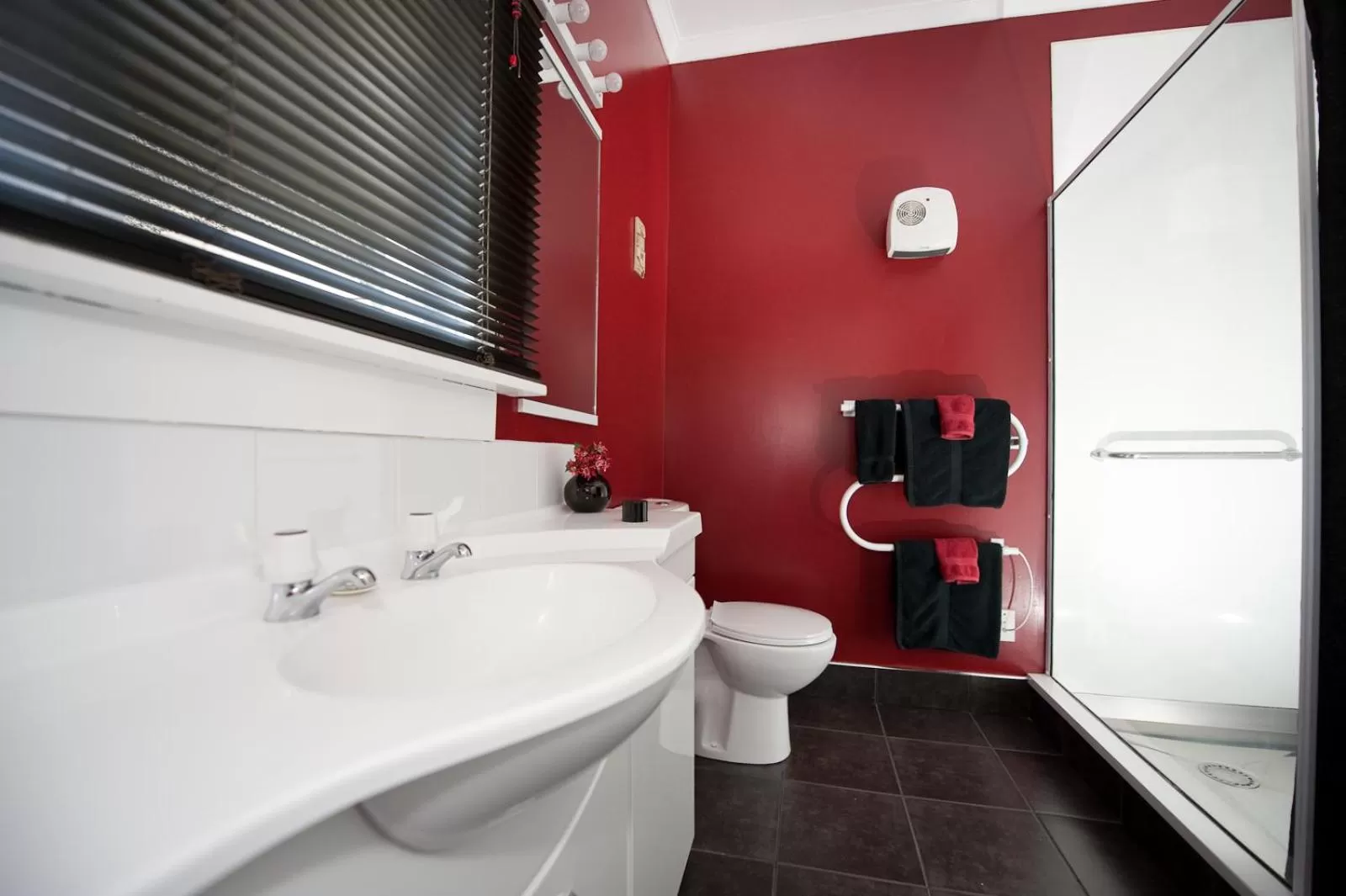 Bathroom in Anndion Motel